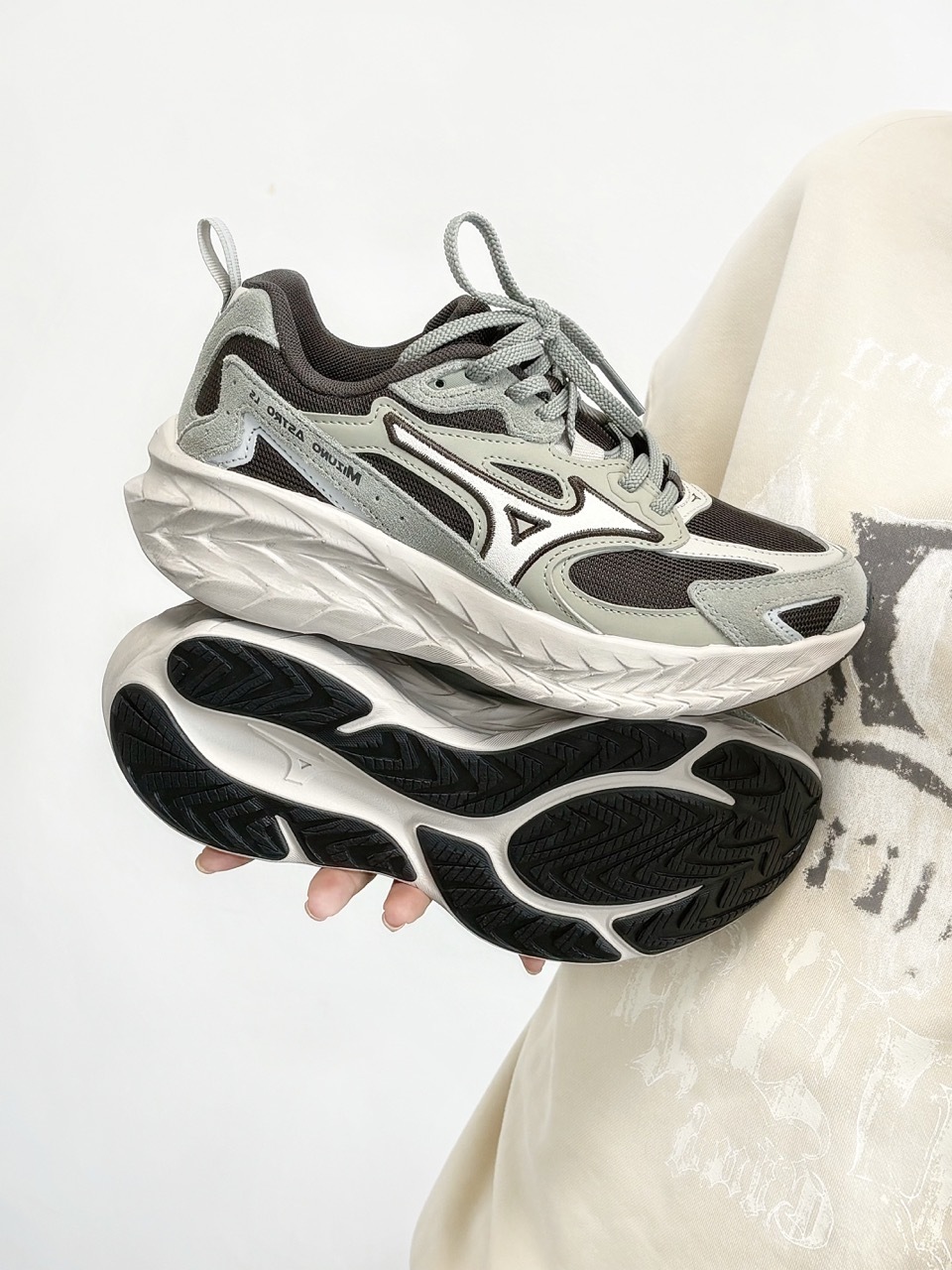 MIZUNO ASTRO LS 鼠尾草灰 摩卡 灰咖 灰綠 緩震 機能性 低飽和 復古 增高 厚底 男女鞋 D1GH252103 / 預購