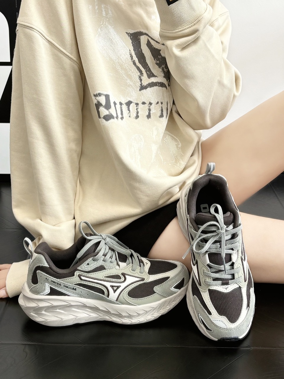 MIZUNO ASTRO LS 鼠尾草灰 摩卡 灰咖 灰綠 緩震 機能性 低飽和 復古 增高 厚底 男女鞋 D1GH252103 / 預購