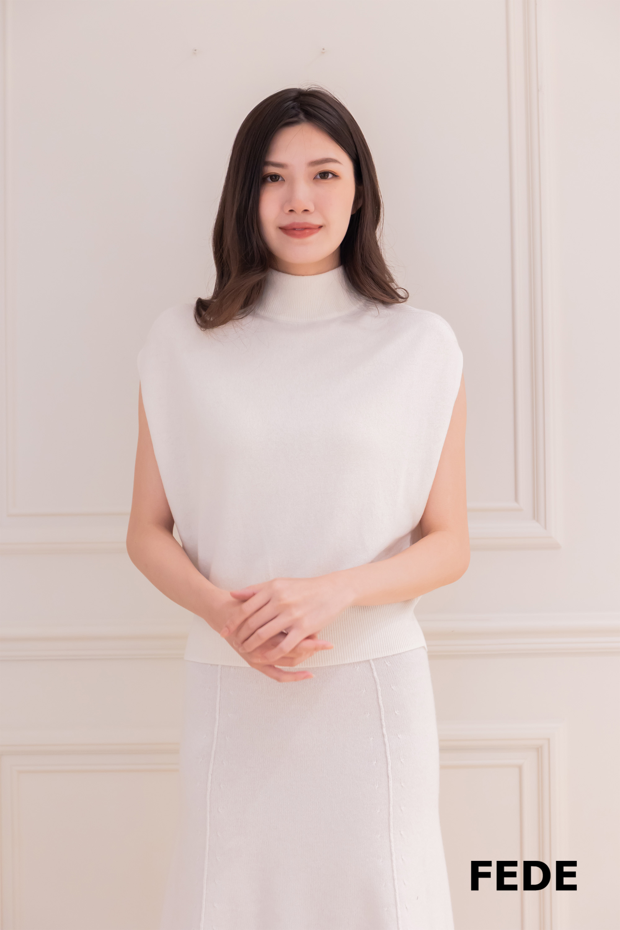 LORENA 立領落肩針織上衣(米)