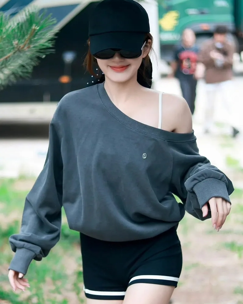 <趙露思同款> 韓國 Letter From Moon 許我耀眼 許妍同款 鐵牌 斜肩 大學T 5色