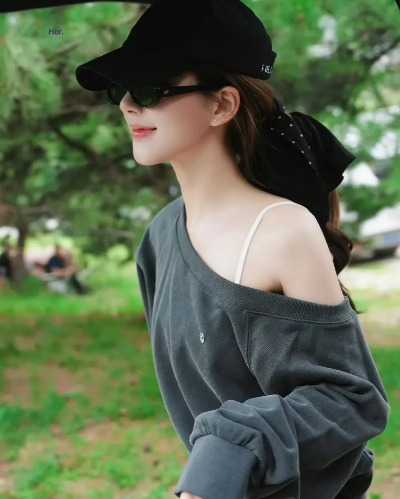 <趙露思同款> 韓國 Letter From Moon 許我耀眼 許妍同款 鐵牌 斜肩 大學T 5色