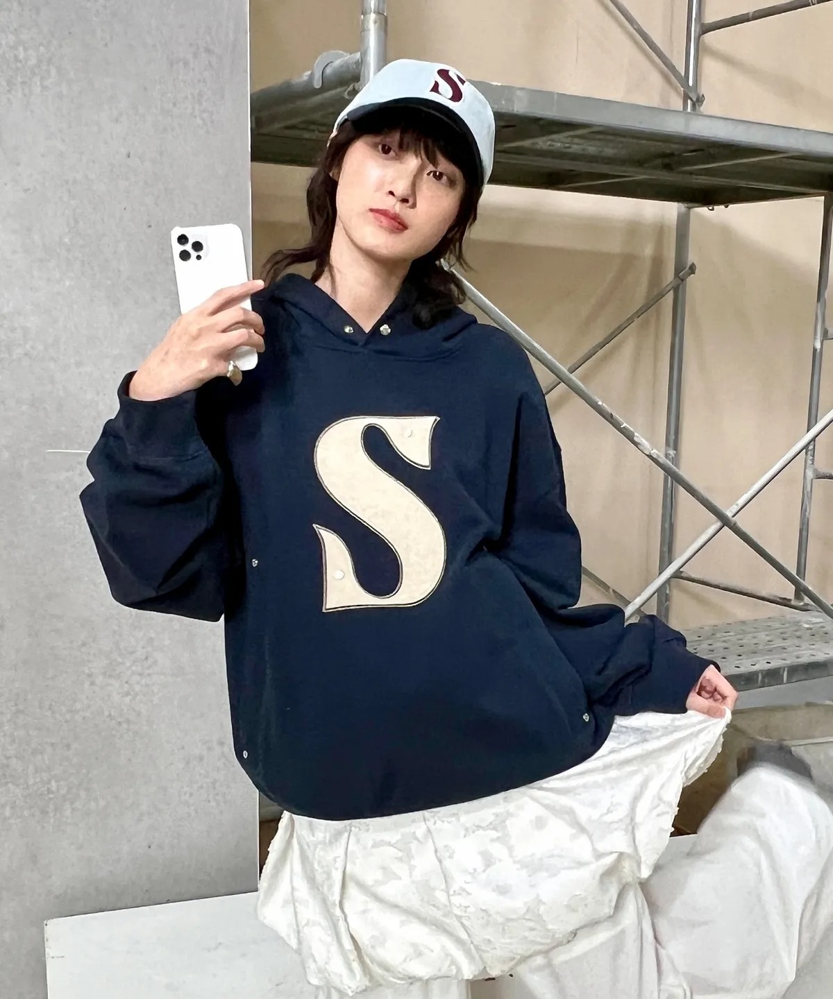 SATUR RIVET APPLIQUE POCKET LOGO HOODIE