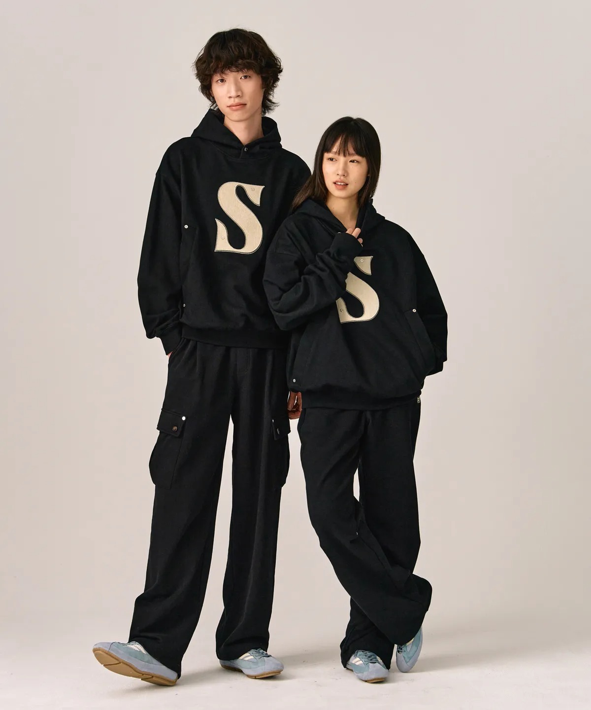 SATUR RIVET APPLIQUE POCKET LOGO HOODIE