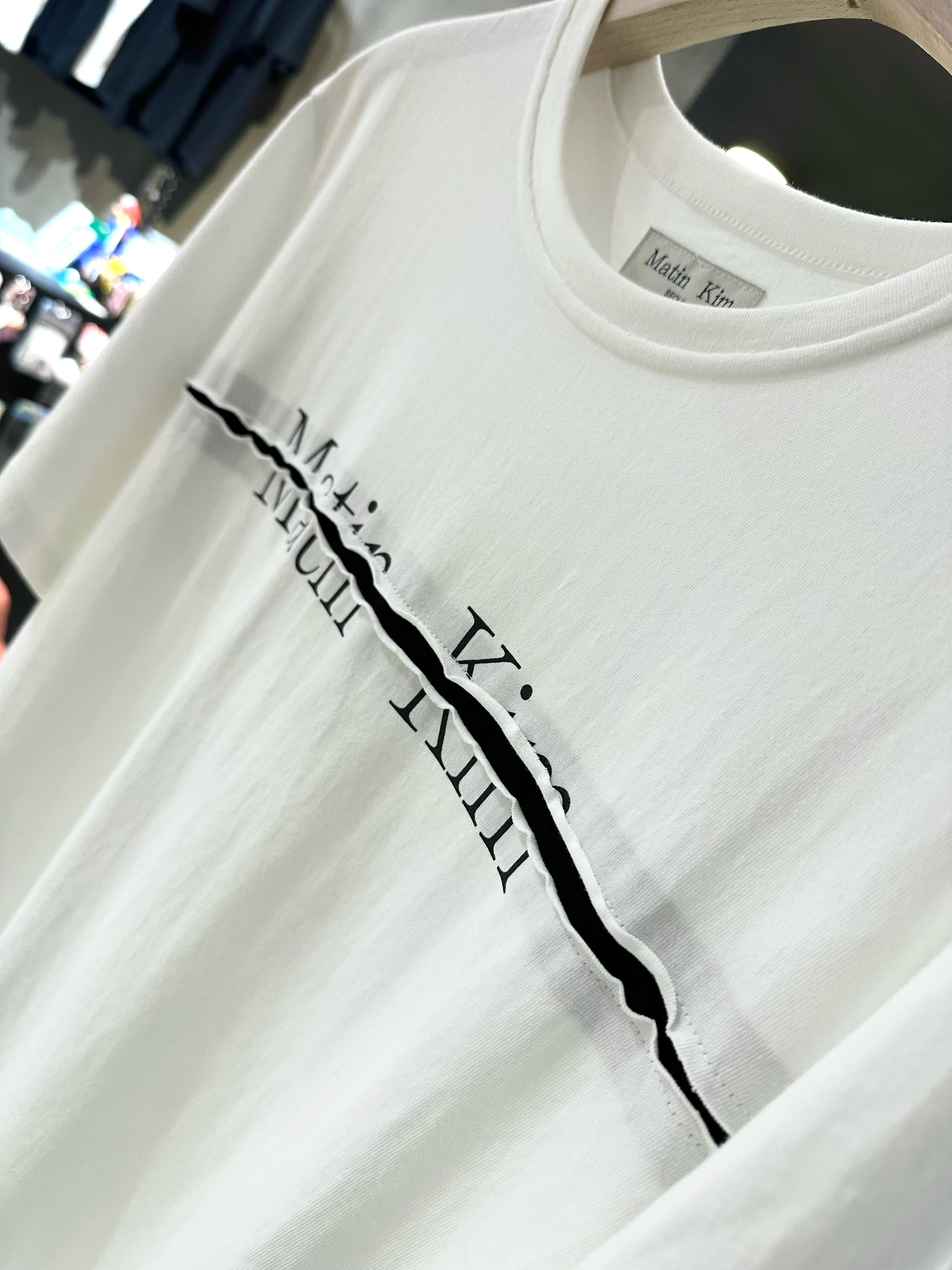 【現貨零碼折扣】Matin Kim 胸前切割文字短tee MK2400TS003M