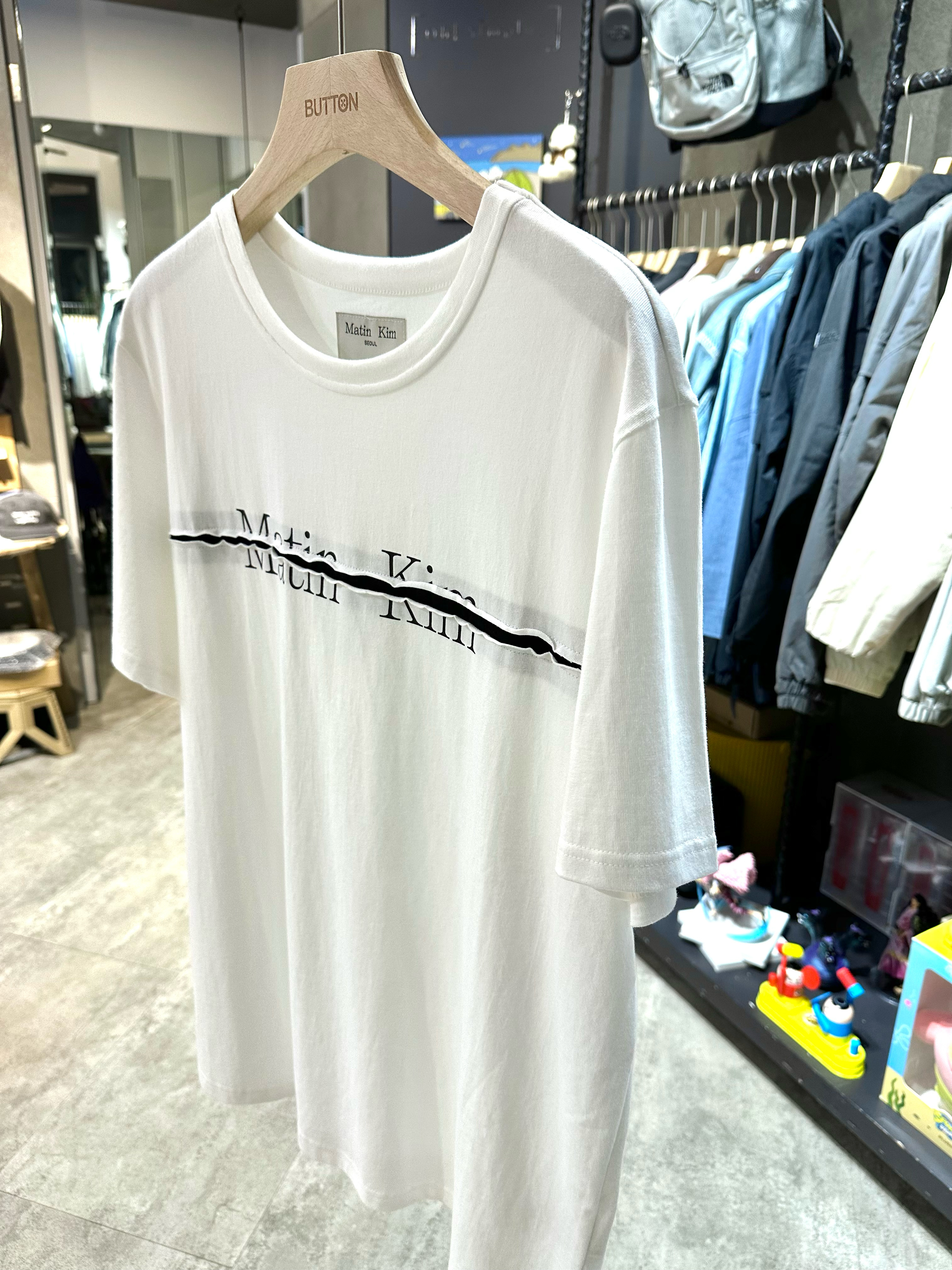 【現貨零碼折扣】Matin Kim 胸前切割文字短tee MK2400TS003M