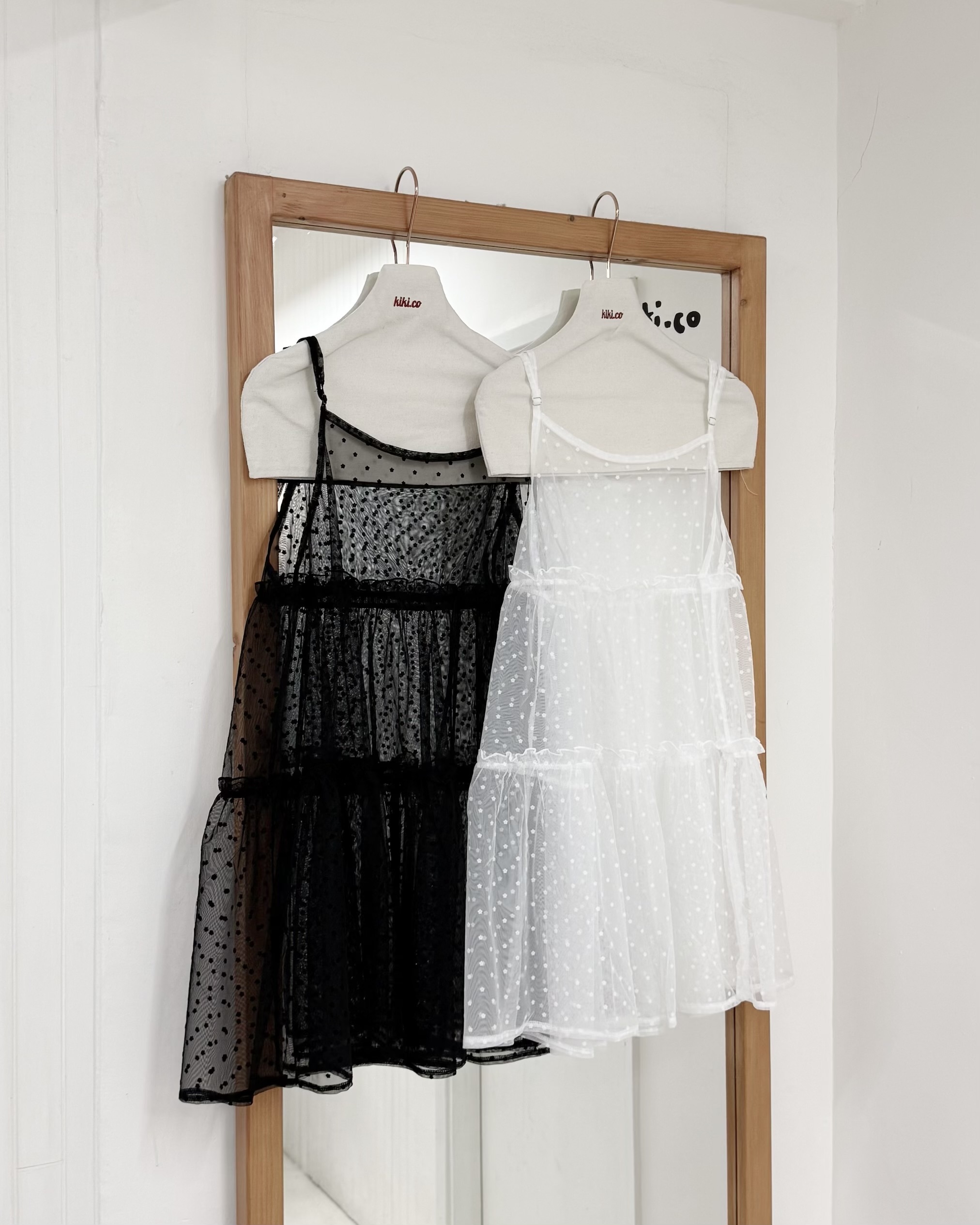 小花點點刺繡吊帶背心外搭