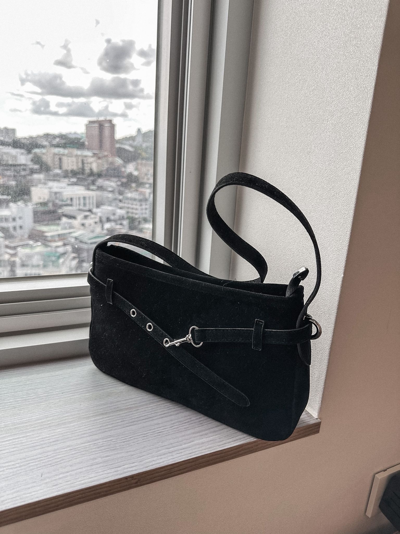 絨皮洞洞扣單肩袋〈🇰🇷DAY 2〉