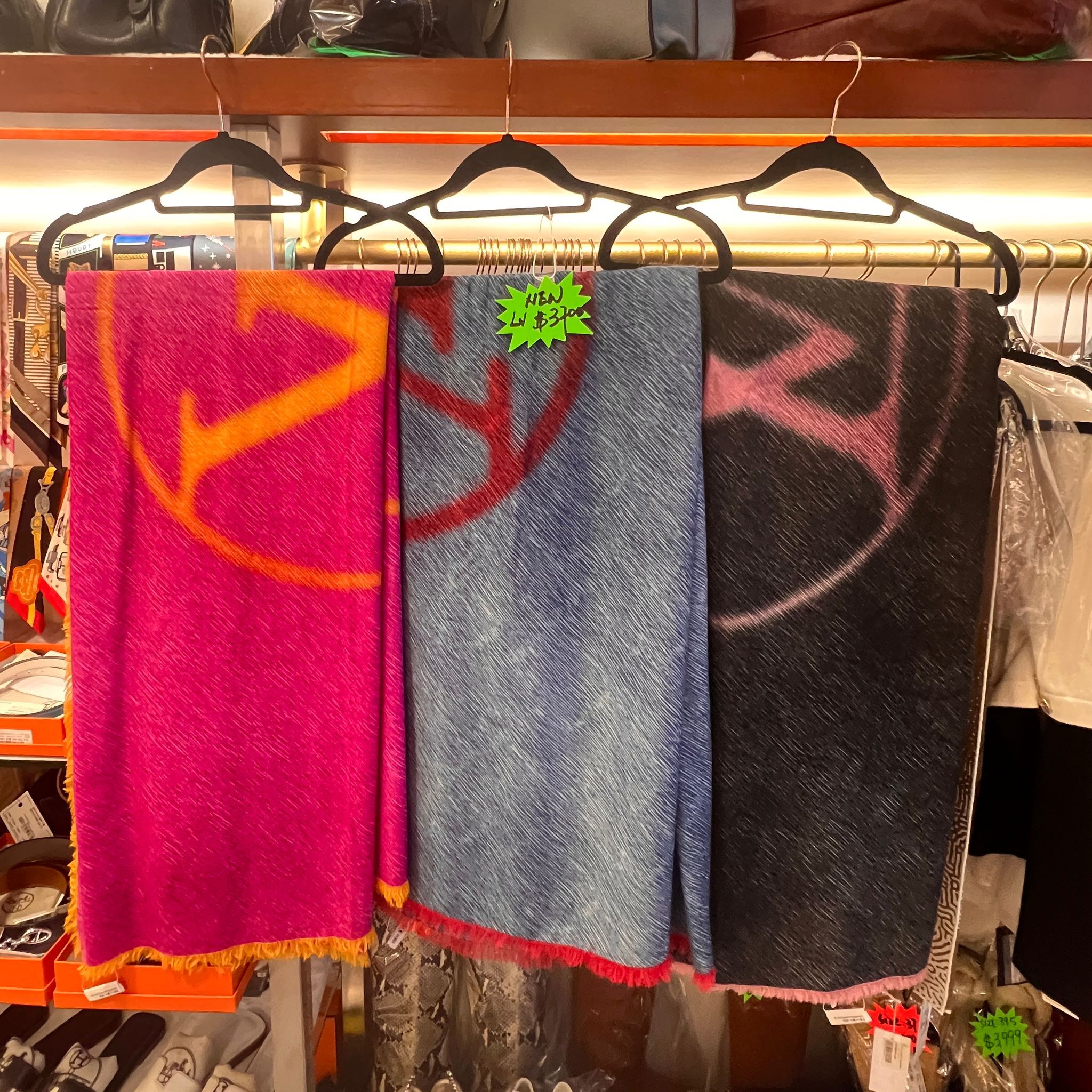 全新LV圍巾/披肩135x195cm M75764 玫紅羊毛 黃LOGO #BRAND NEW #香榭站正品