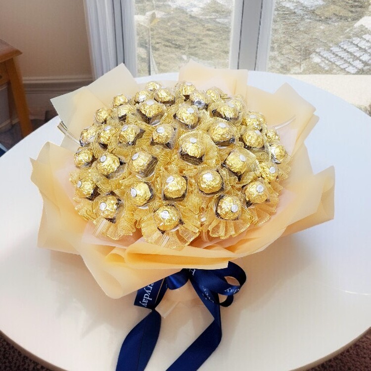 白桌白窗40枝金莎金色包裝藍色蝴蝶結花束,可抽取式花束