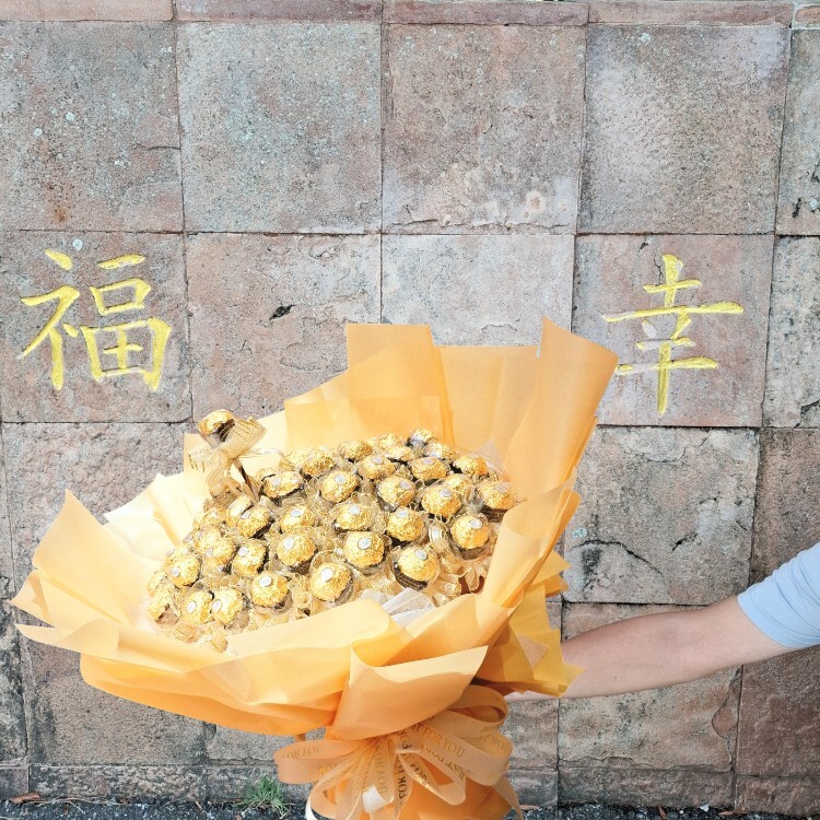 手拿60枝金莎花束,幸福石牆