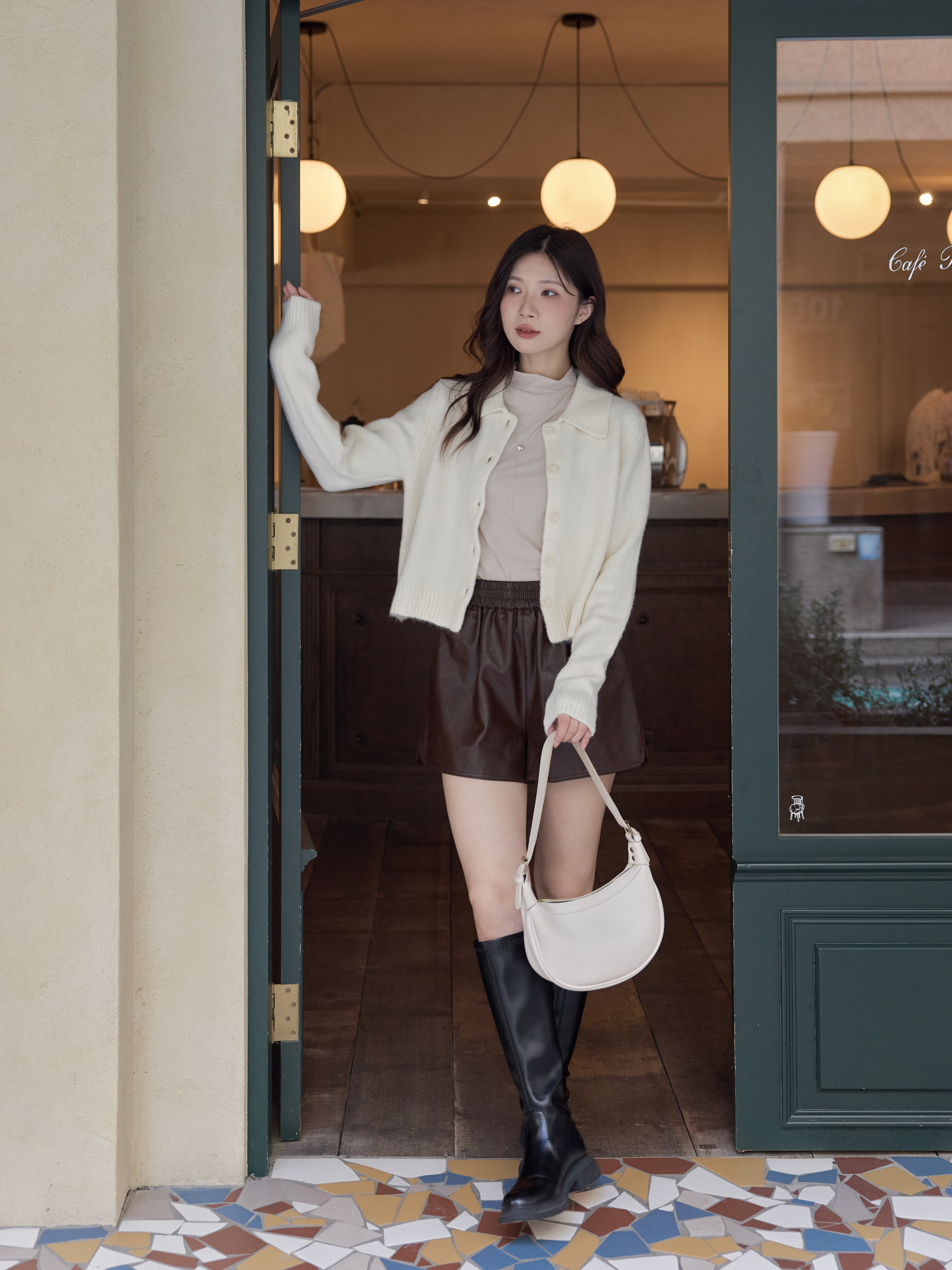 時髦小開叉皮革短褲