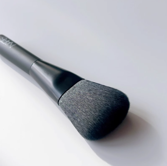 現 貨丨Nars 超稀缺多用途旅行裝化妝掃 附膠套 (專櫃貨)