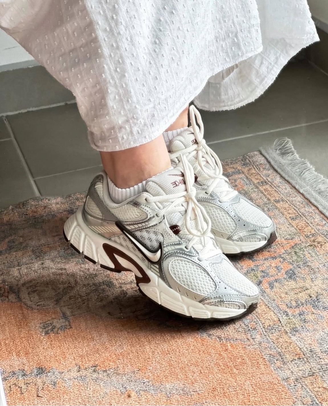 NIKE V5 RNR  米白色 銀 棕色 女鞋 HQ7901-102