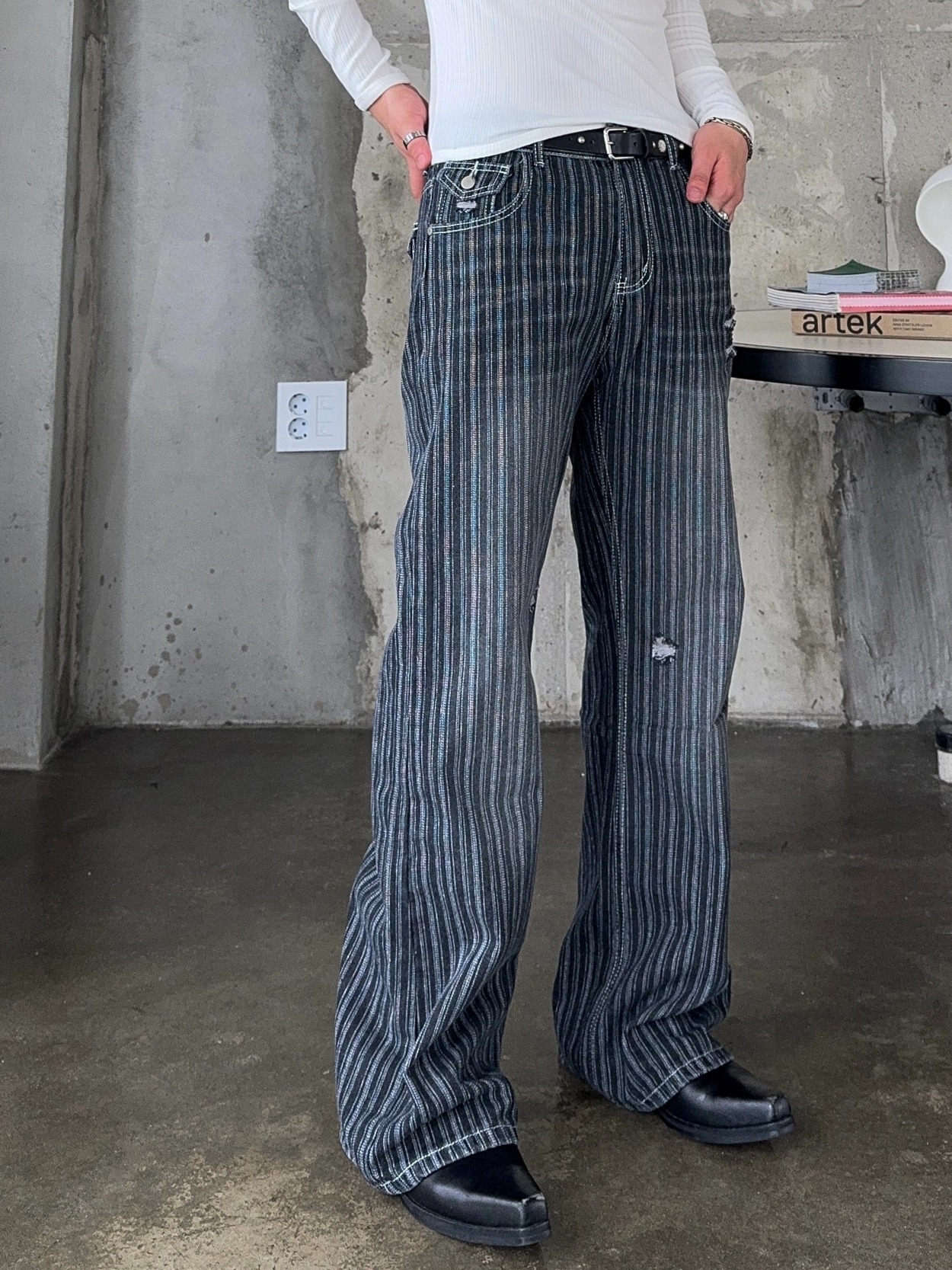 條紋損壞牛仔褲