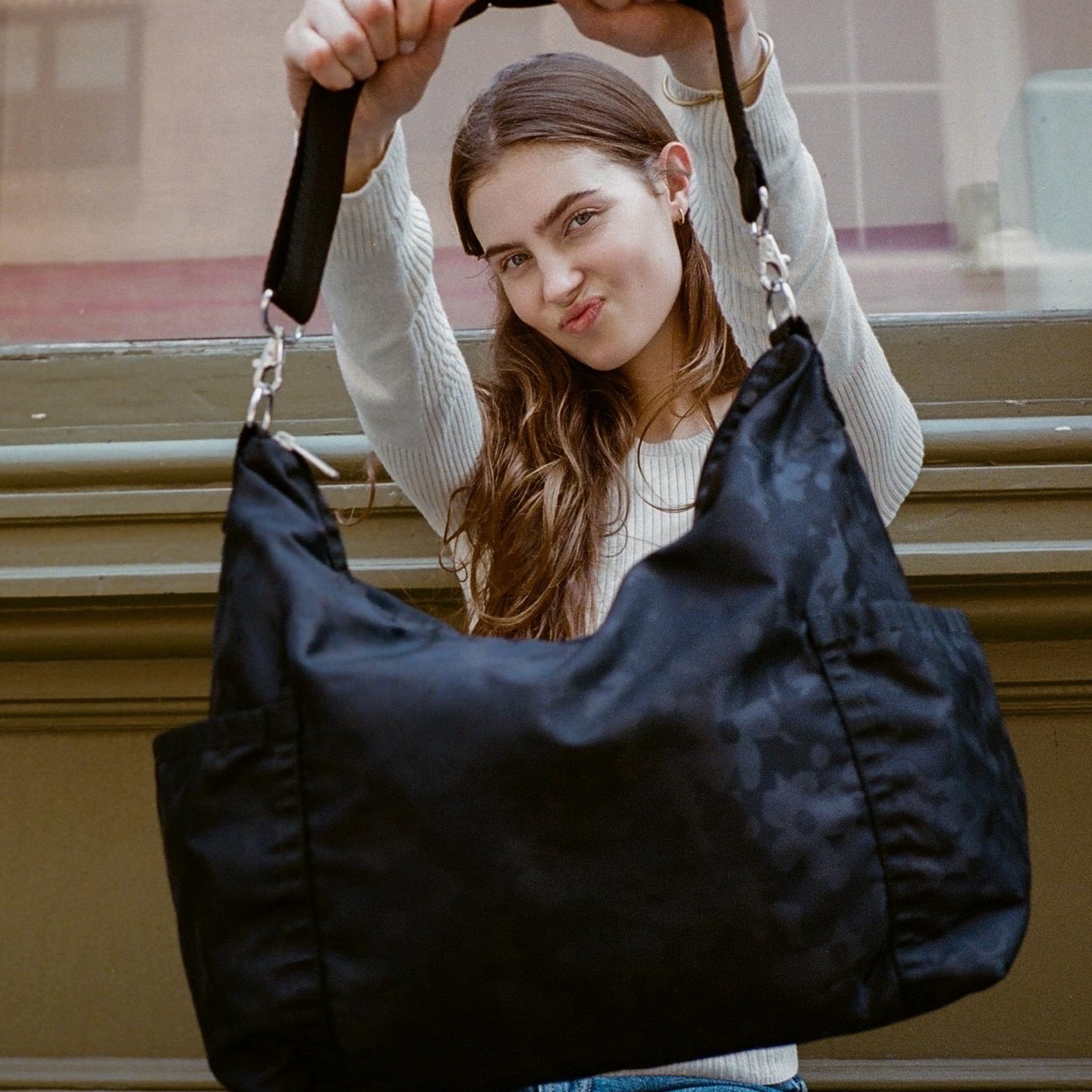 拉鍊水桶肩背包 (BLACK FLORAL JACQUARD)