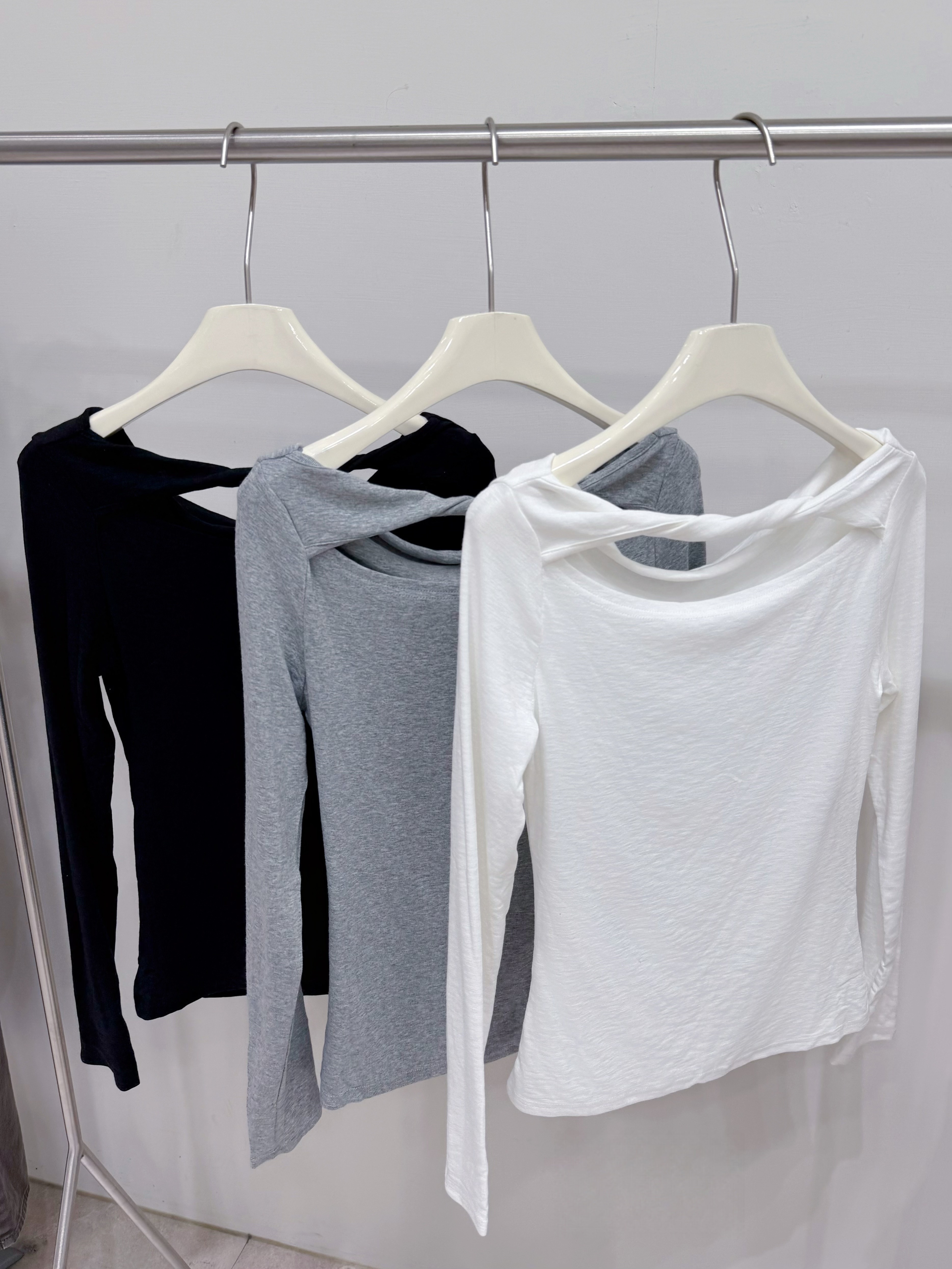 688 一字領扭結上衣