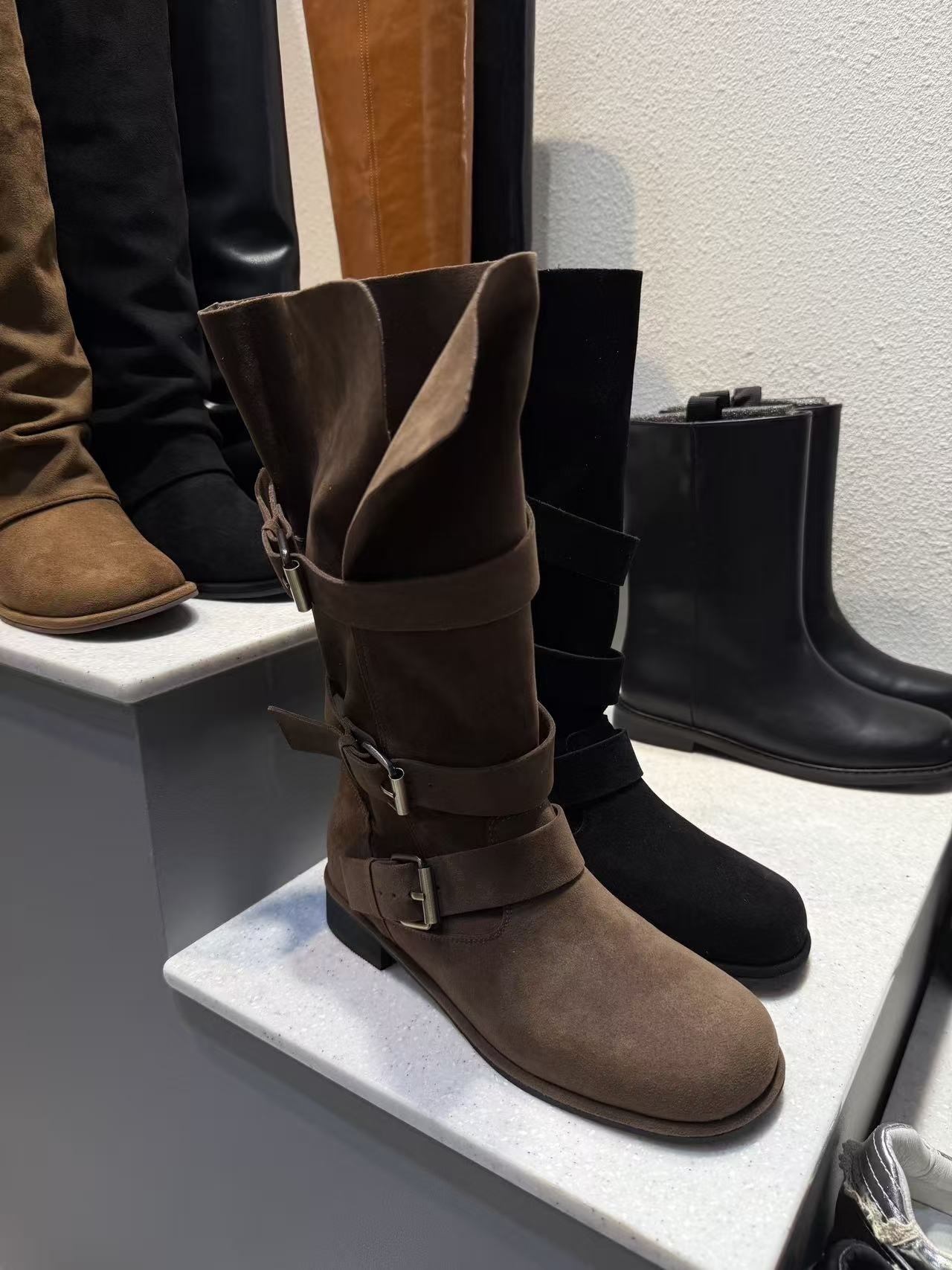 正韓率性麂皮翻領釦帶中筒靴