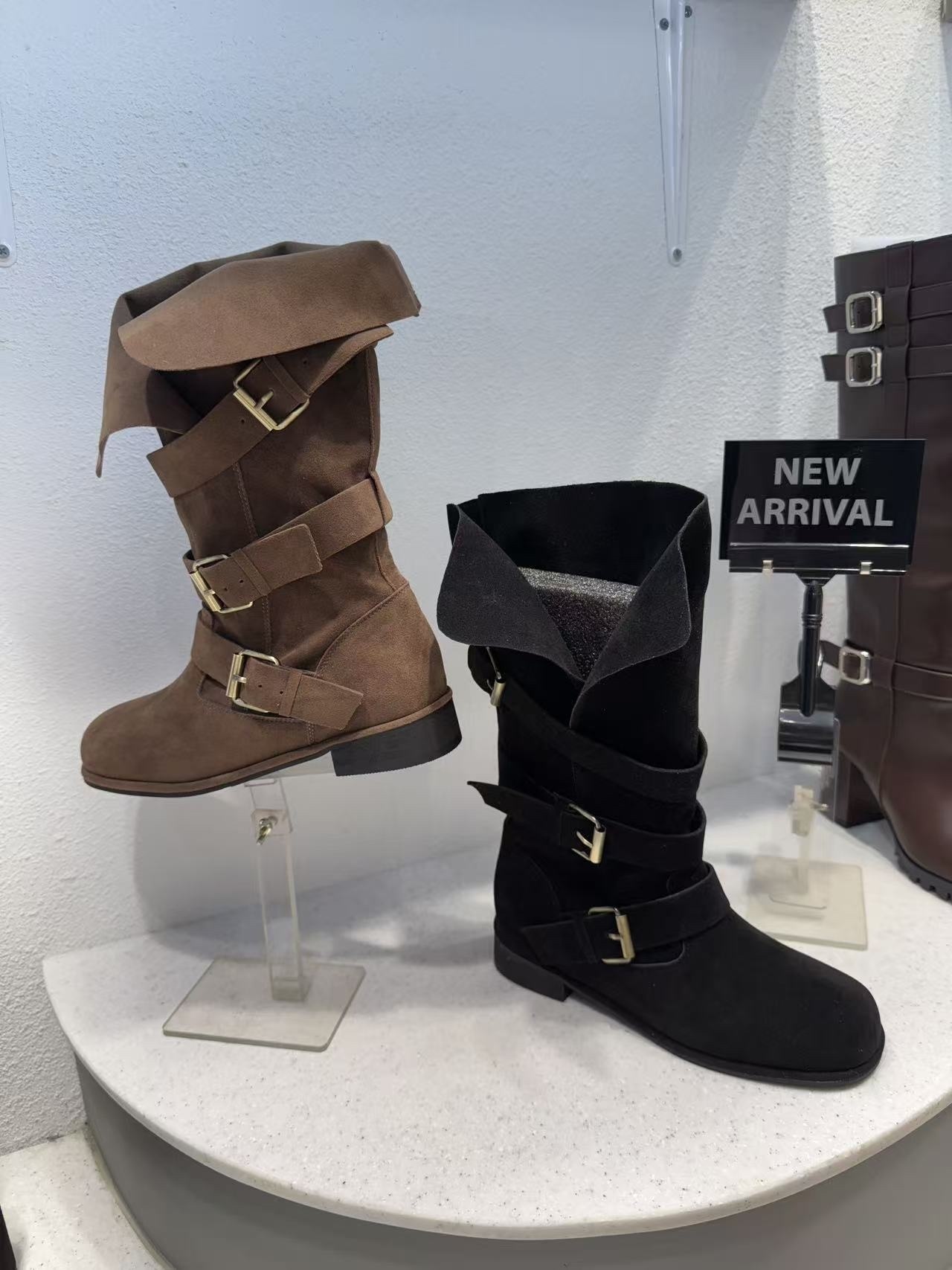 正韓率性麂皮翻領釦帶中筒靴