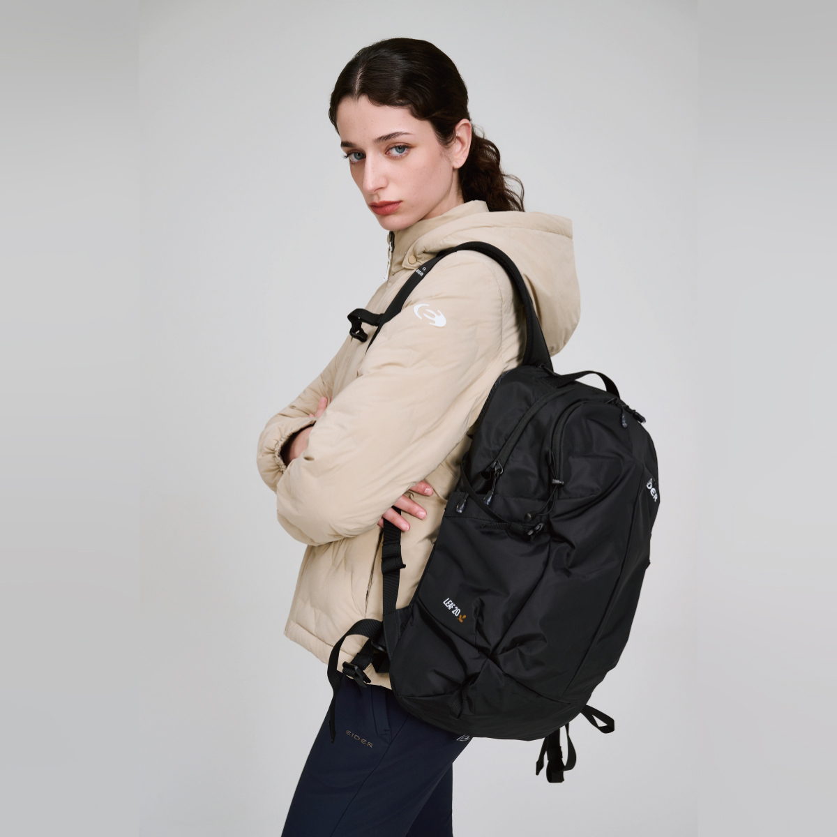 【EIDER】LEAF香氛系列休閒背包 20L/25EDUU25B04-[經典黑、灰粉、卡其]