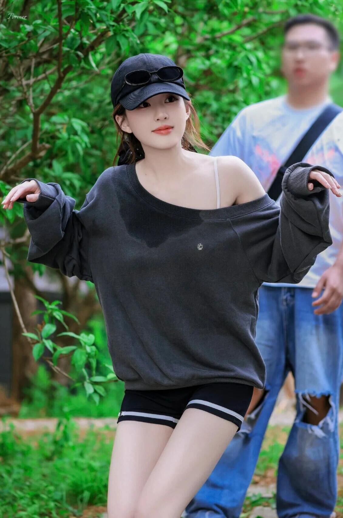 本週限時接單! 韓國🇰🇷連線 Letter From Moon 斜肩大學T 刺繡 簡約風 露肩 6色 趙露思 許妍 許我耀眼 同款 (任買兩件711免運)/預購