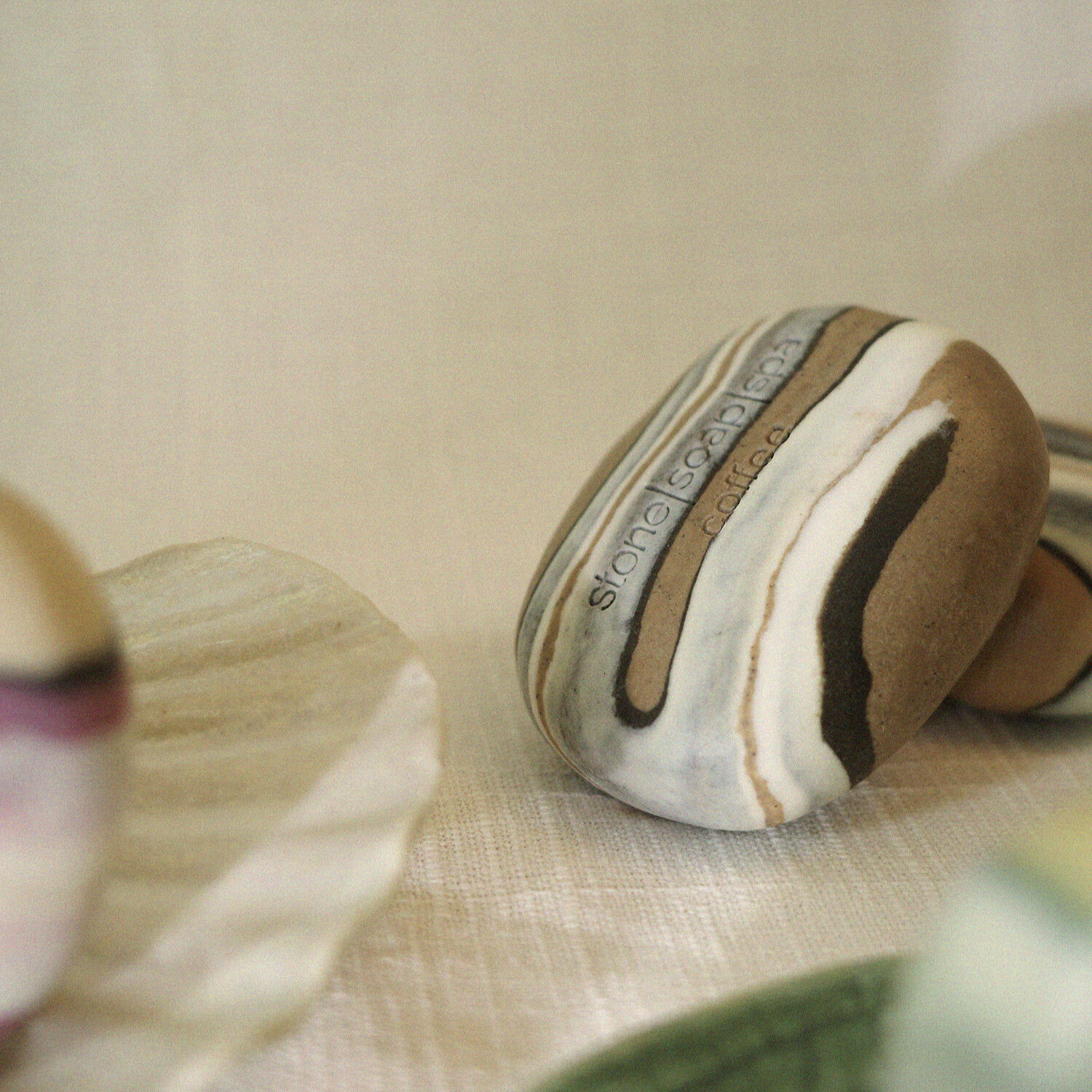 Stone soap spa 鵝卵石香氛輕柔磨砂皂＿豆香無言