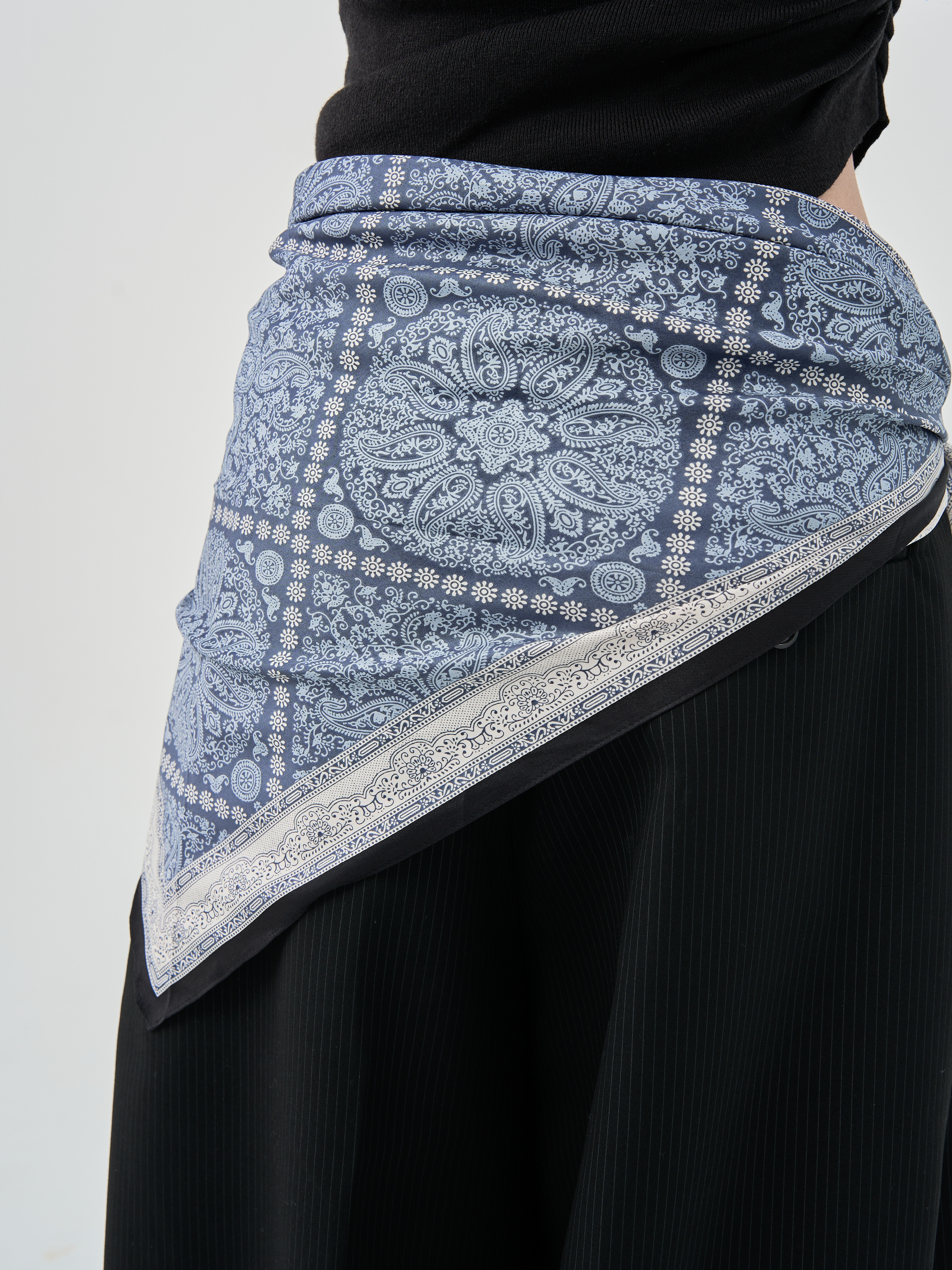 藍色窗花三角絲巾