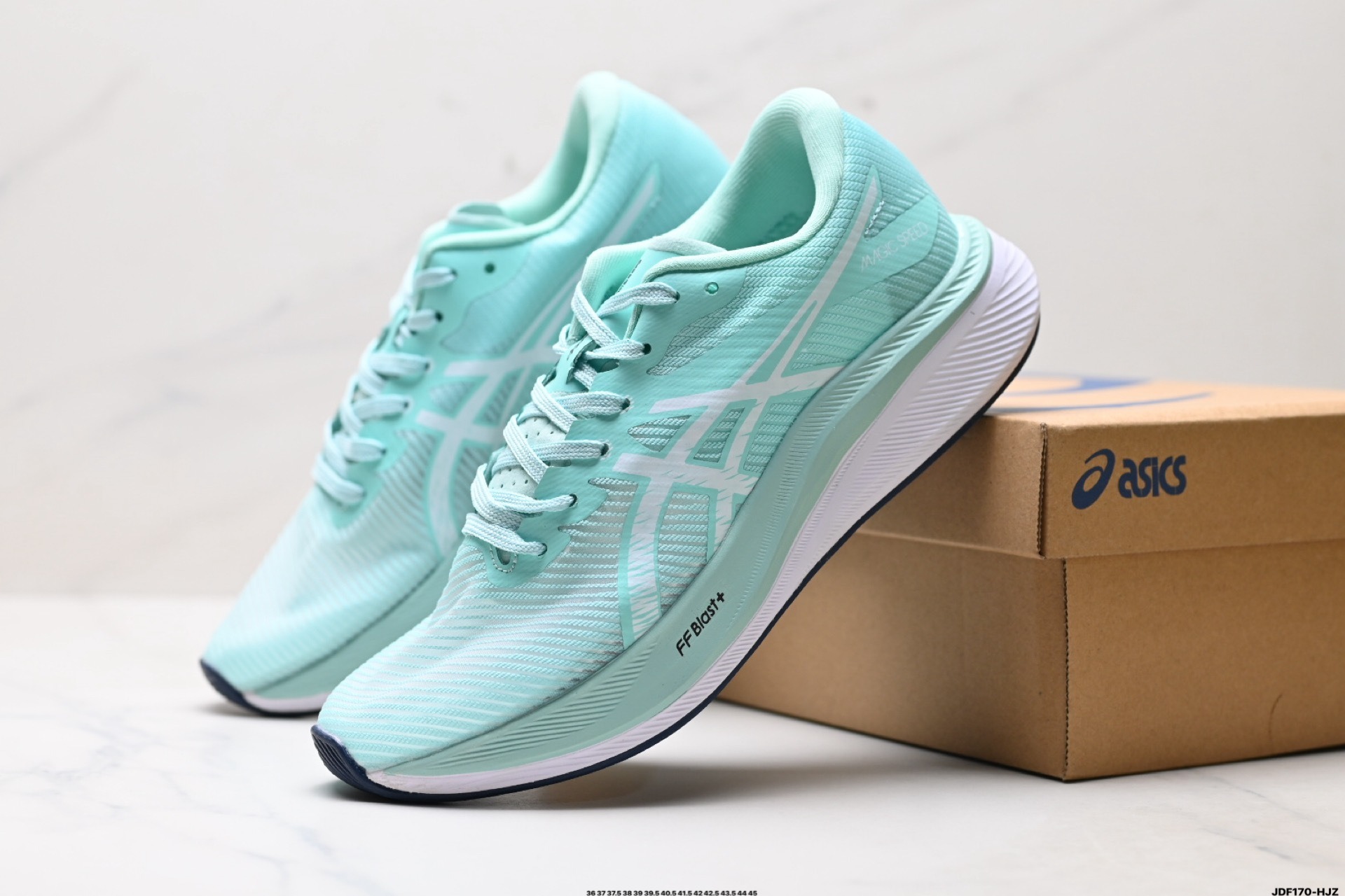 ASICS MAGIC SPEED 3穩定跑鞋鞋面採用雙層提花網面設計 提高包裹性和透氣性 後跟搭載穩定系統科技T-GEL提升整體支撐力和結構感 減少對身體帶來的衝擊負荷 創新中底至輕回彈