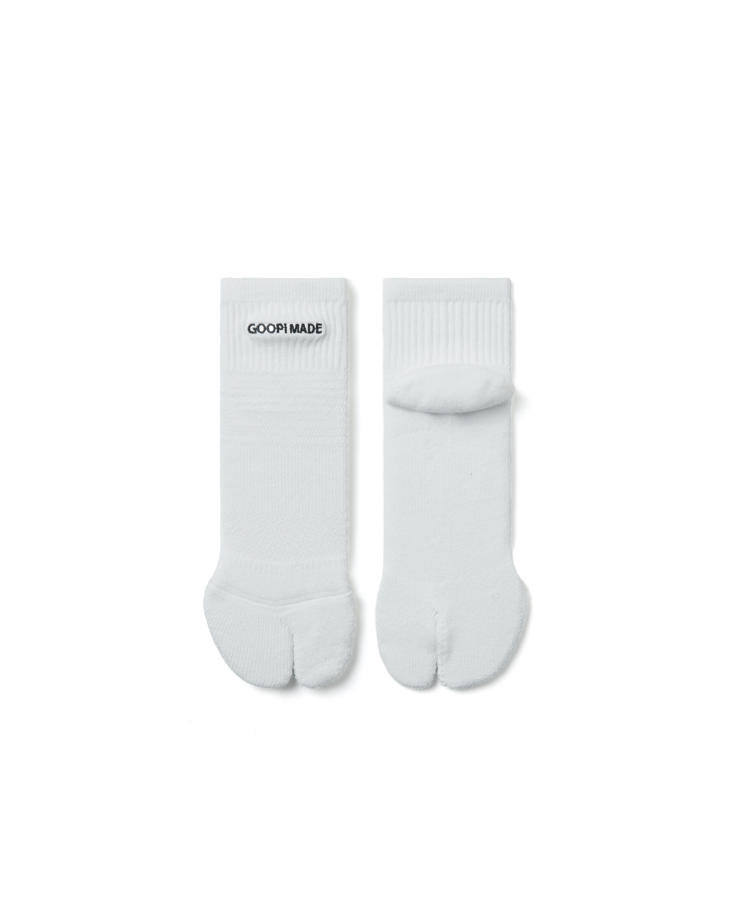 GOOPiMADE “GKA-S1” COOLMAX® Logo Tabi Socks (Light) - White