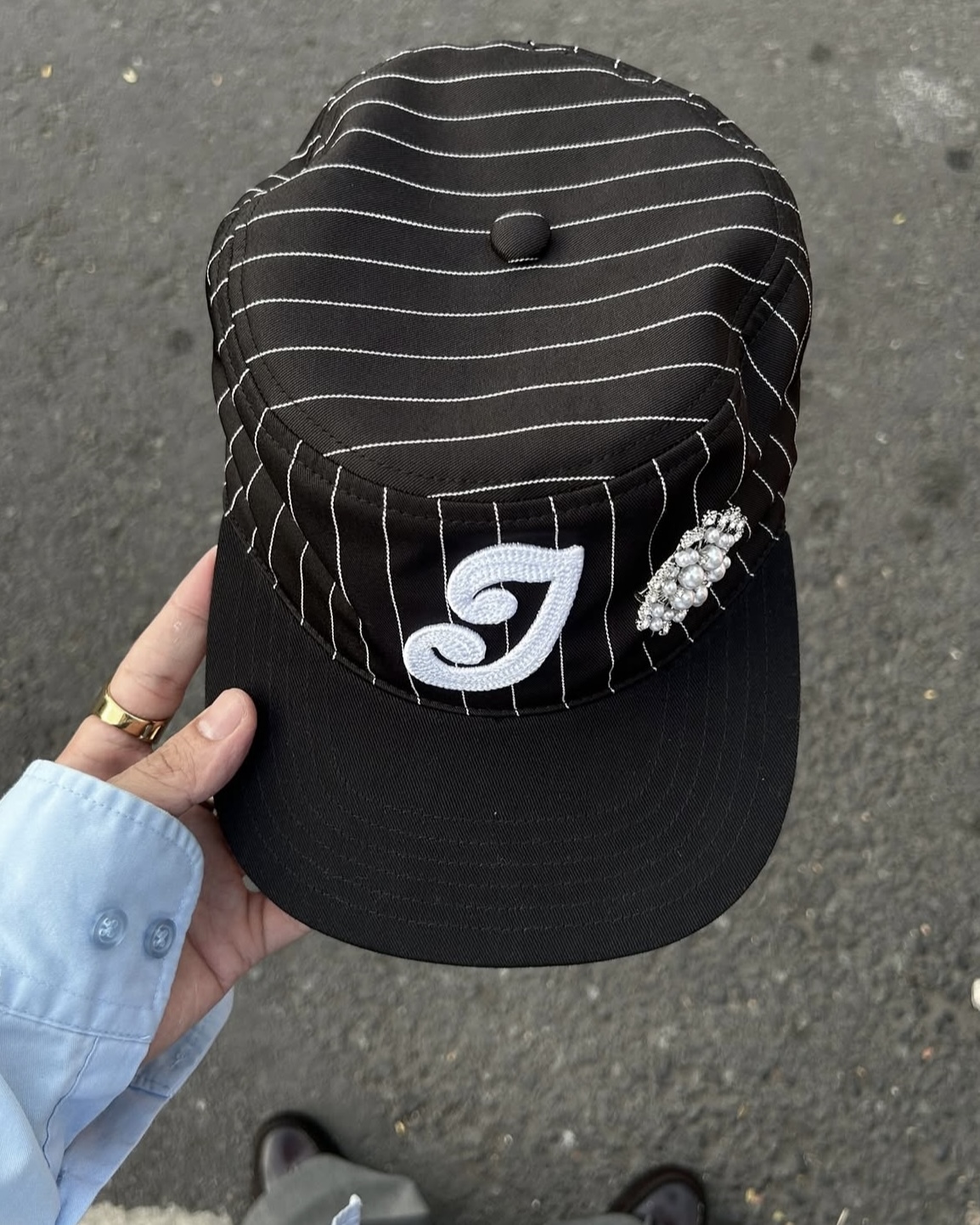 <超級帥..>2IDIOTS LABEL 藥盒帽含別針 條紋