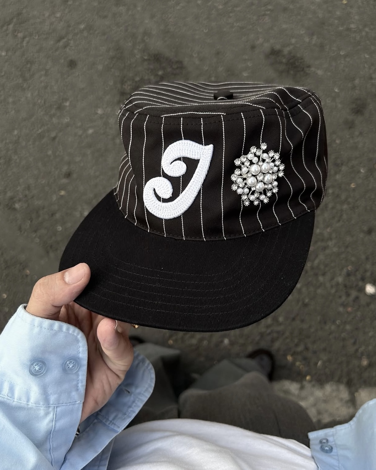 <超級帥..>2IDIOTS LABEL 藥盒帽含別針 條紋