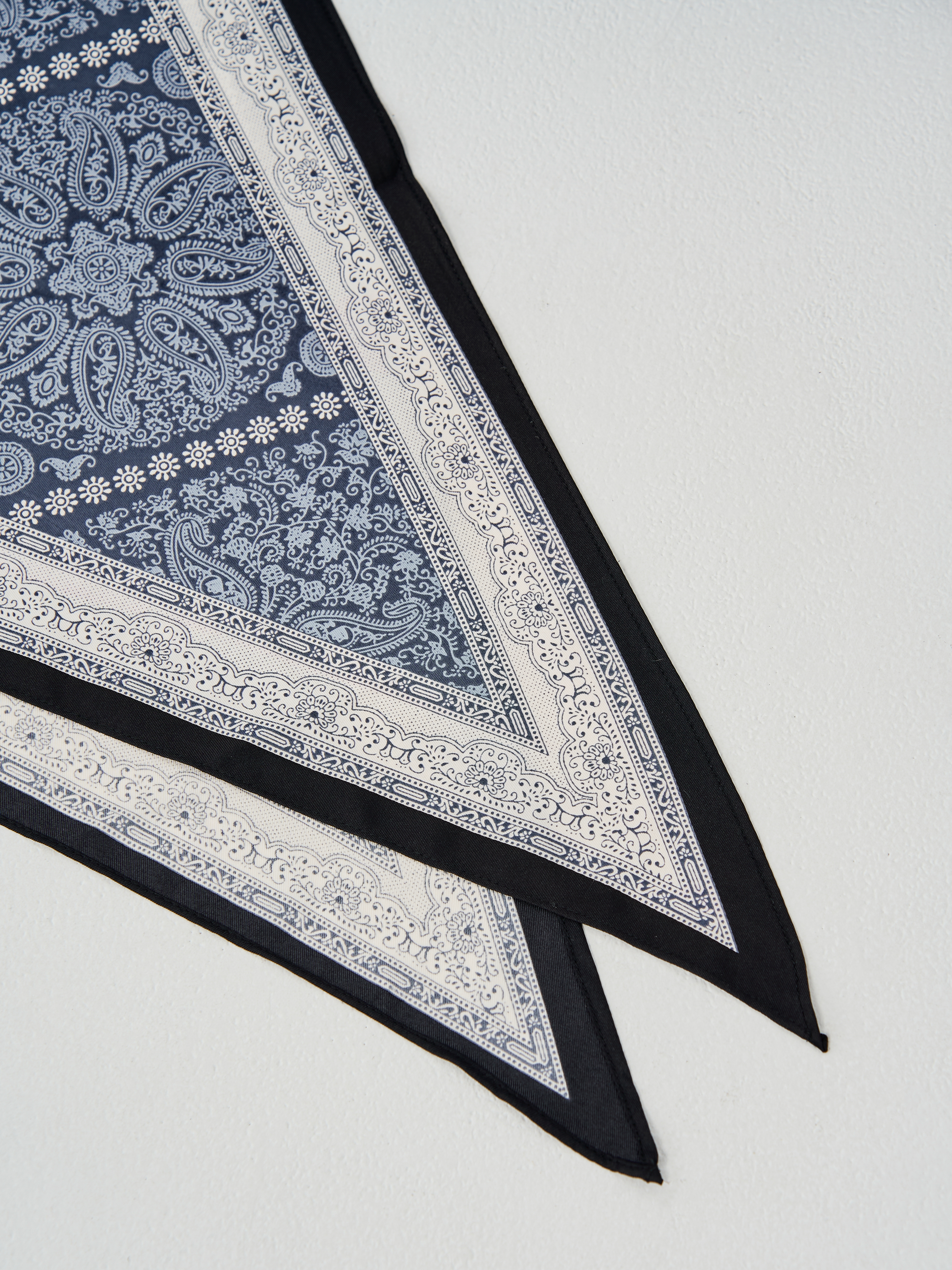 藍色窗花三角絲巾