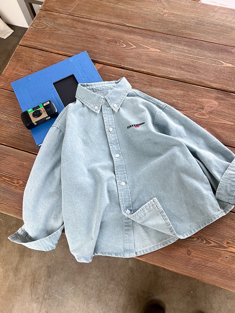 淺牛仔英字襯衫