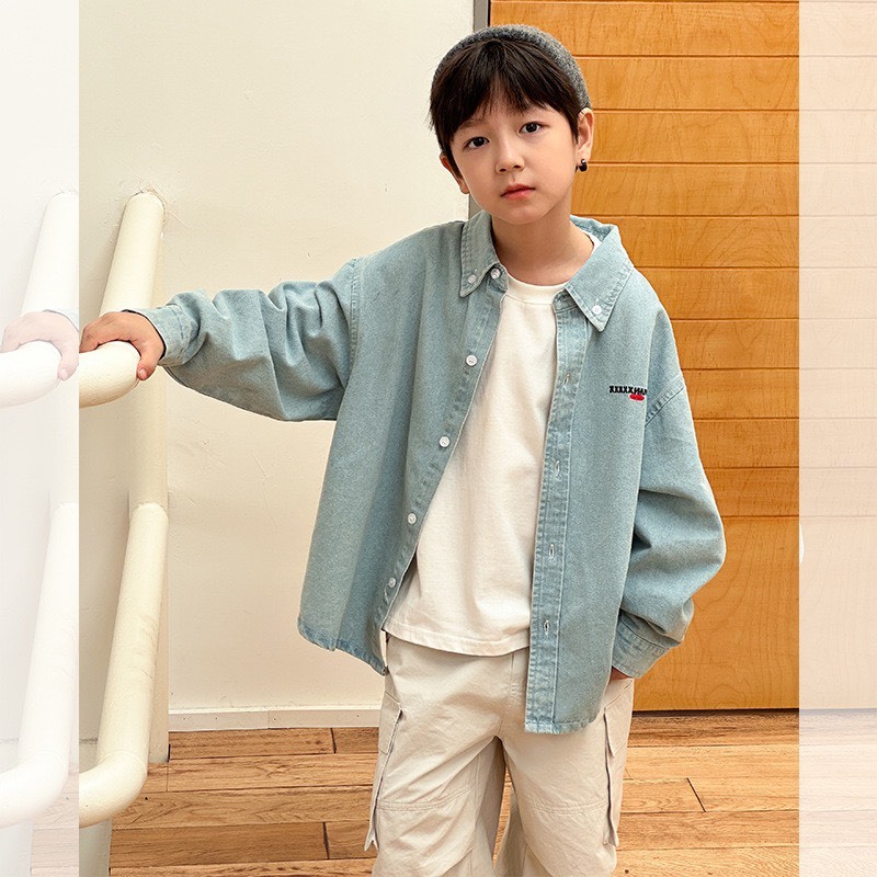 淺牛仔英字襯衫