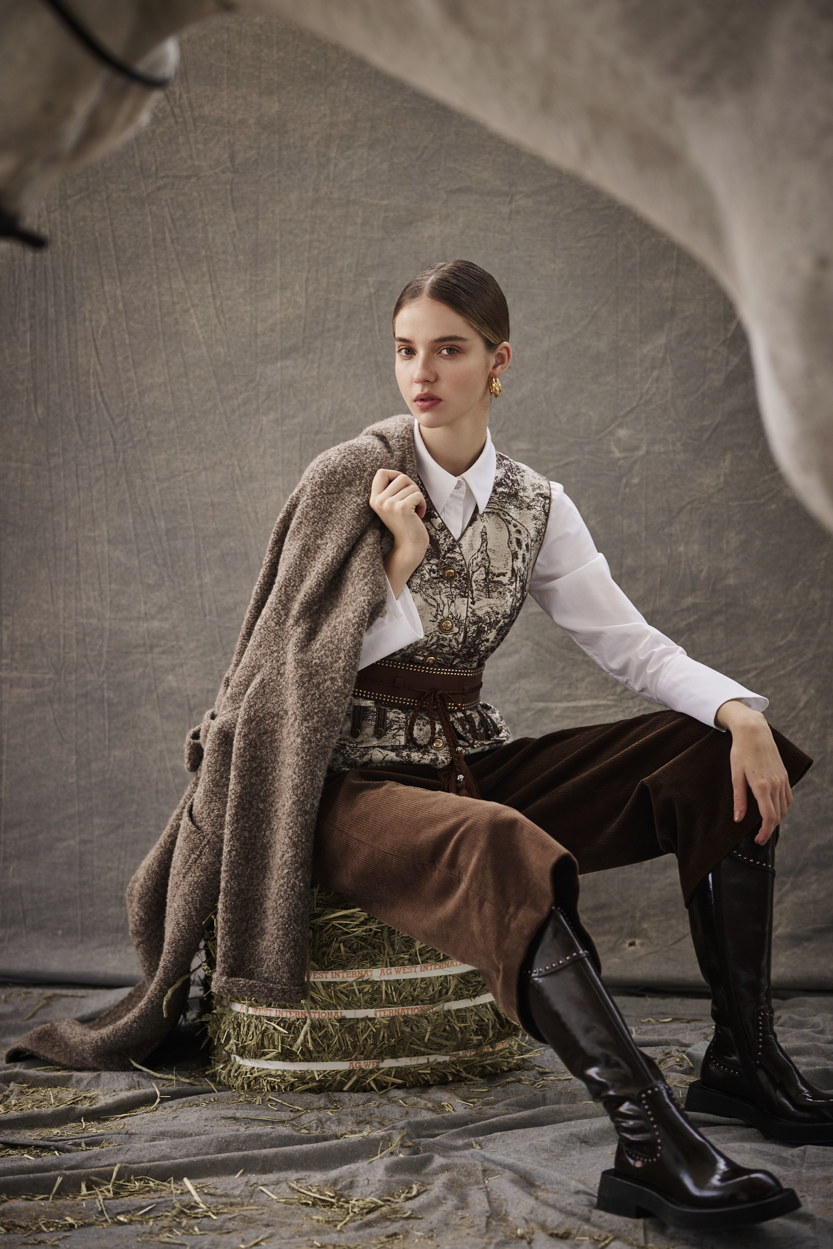 BE15103Y1 森林畫語狩獵復古印花緞面馬甲背心