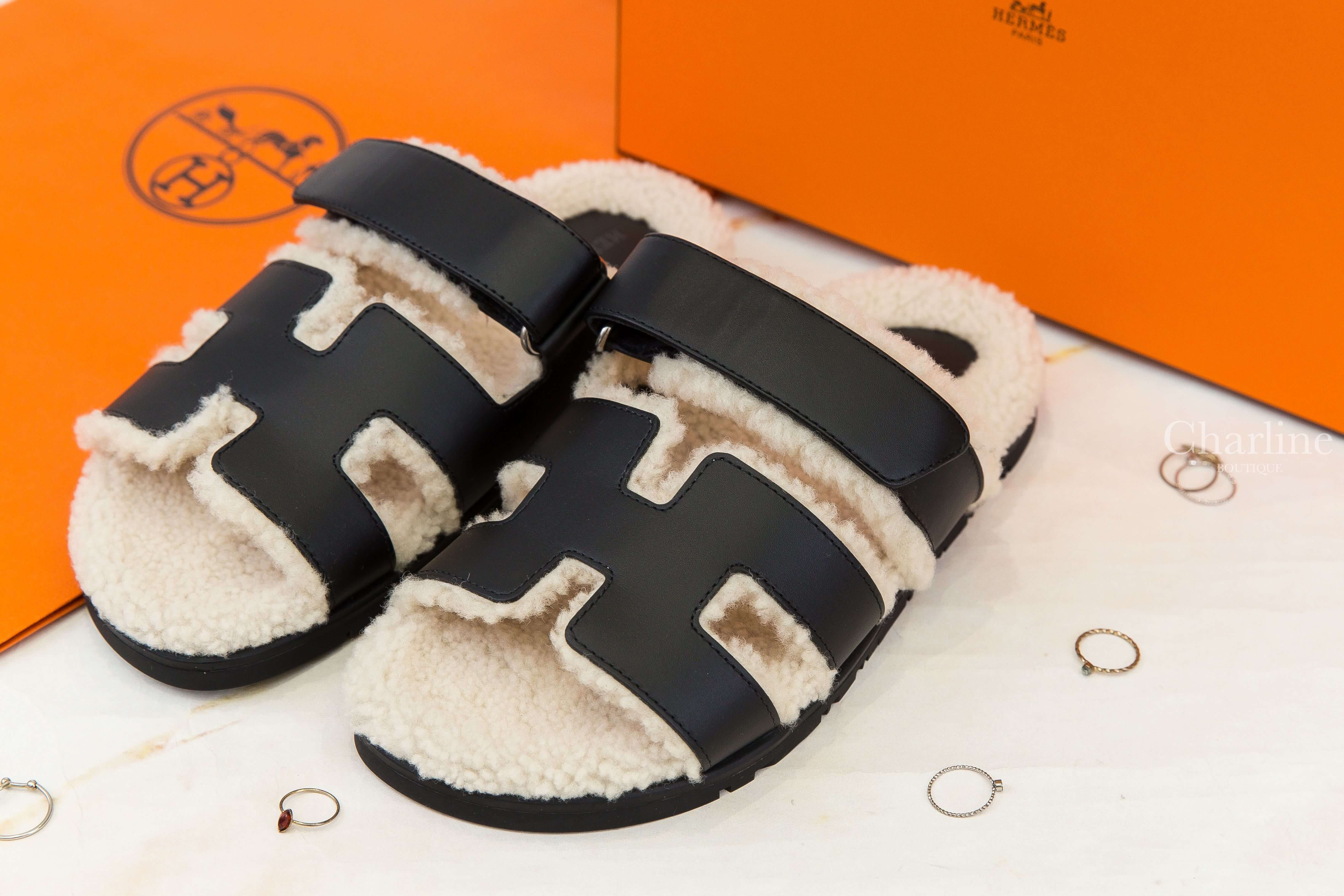 Hermès Chypre Sandal 黑色霧面小牛皮米色羊毛黑底魔鬼氈橡膠平底拖鞋-Charline Boutique 精品代購