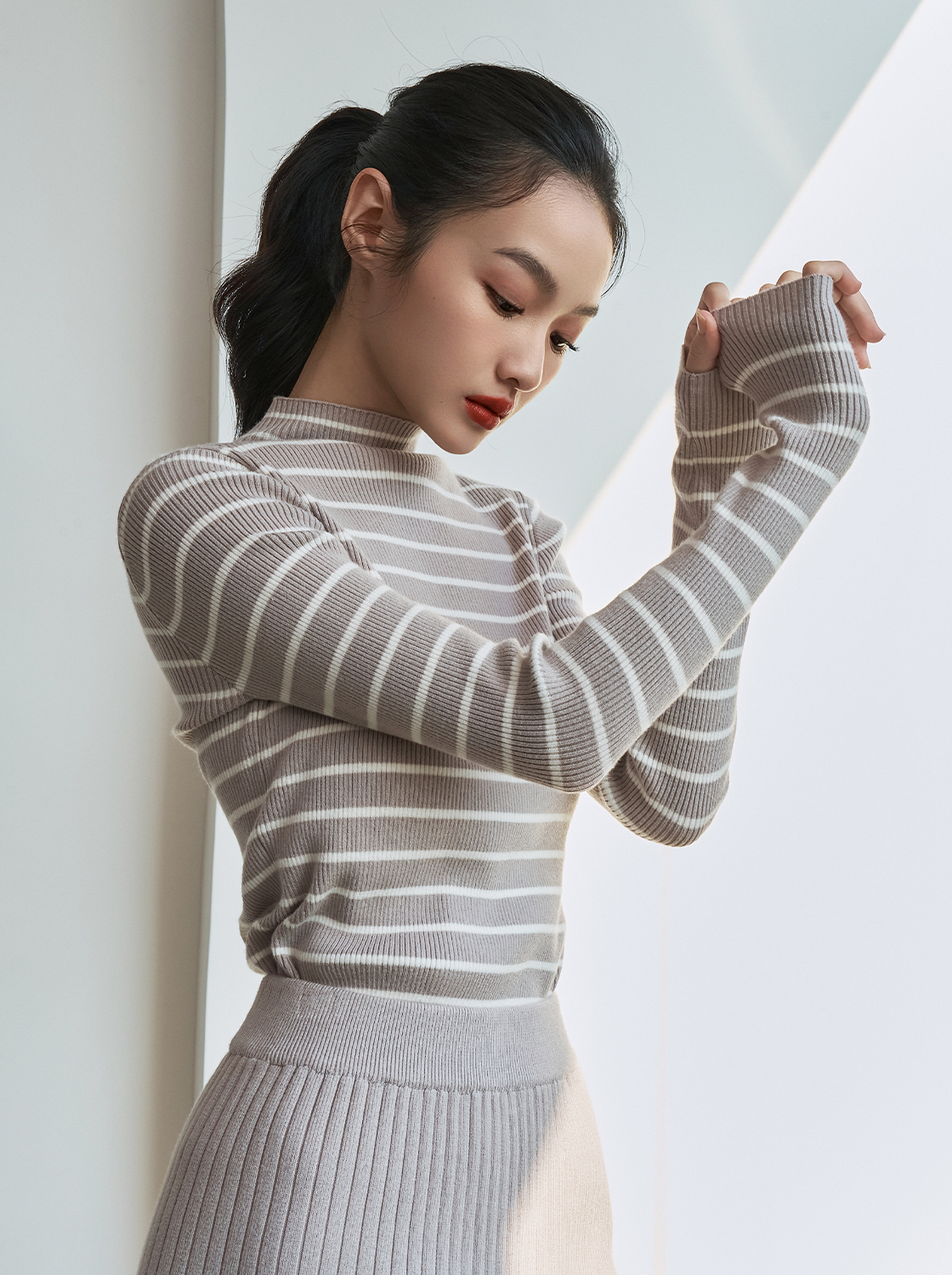 【任2件700】【期間限定】條紋水平領毛織上衣