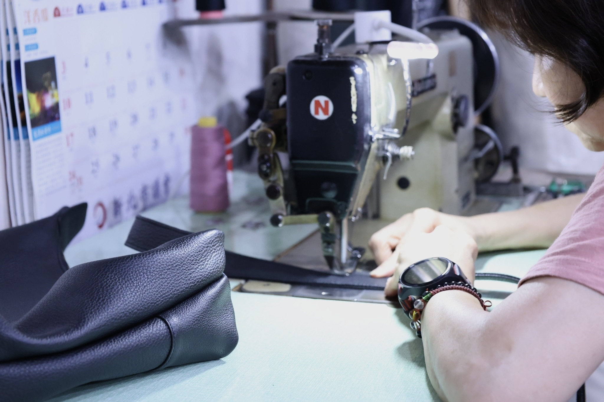 Trista 醫生包手工車縫特寫,工匠用針車精細車縫包體細節