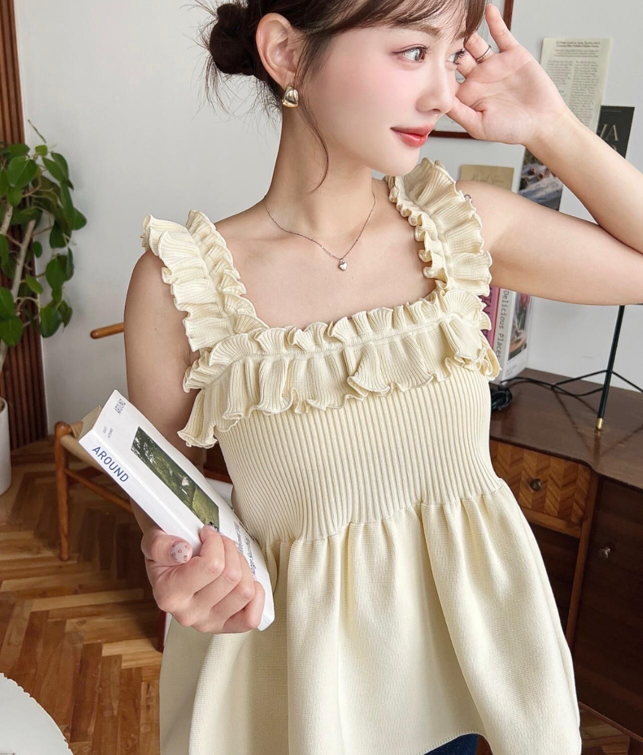 【預購】JN101608 moment+ 荷葉邊針織吊帶上衣