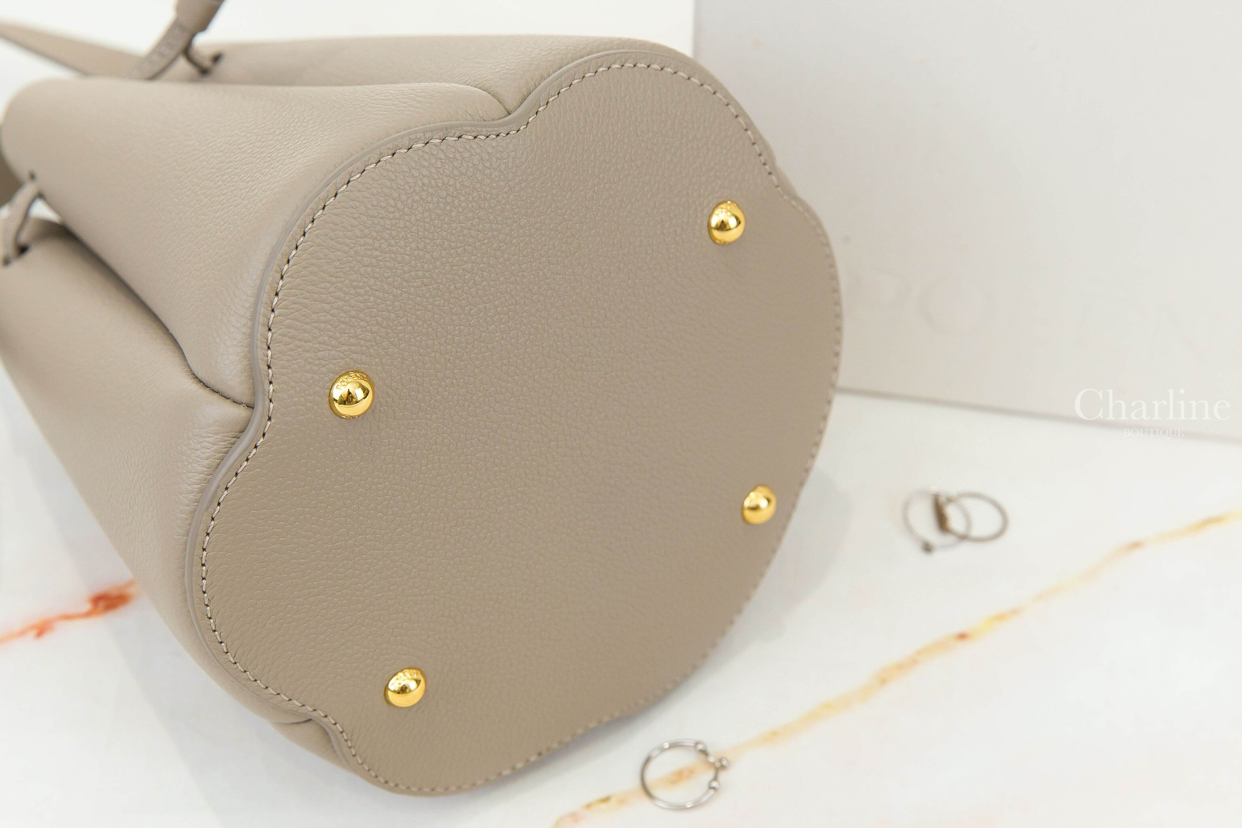 Polène Numéro Huit Mini 灰褐色迷你花瓣狀顆粒小牛皮束口手提肩背水桶包-Charline Boutique 精品代購