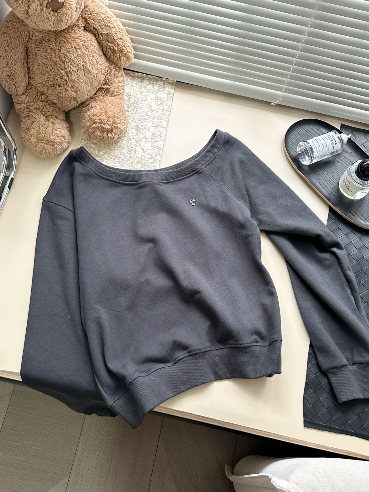 代購-<許我耀眼 許姸同款 趙露思同款> letter from moon SS24 斜肩 長袖 露肩 衛衣 女款