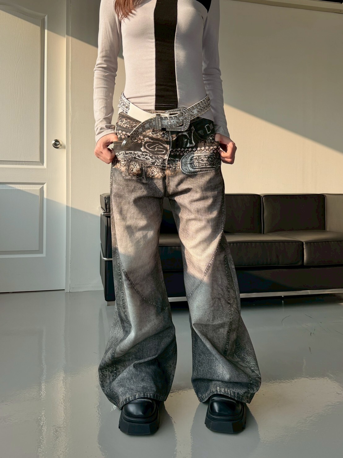 隨便穿都有型‼️ 3D皮帶印花彎刀褲