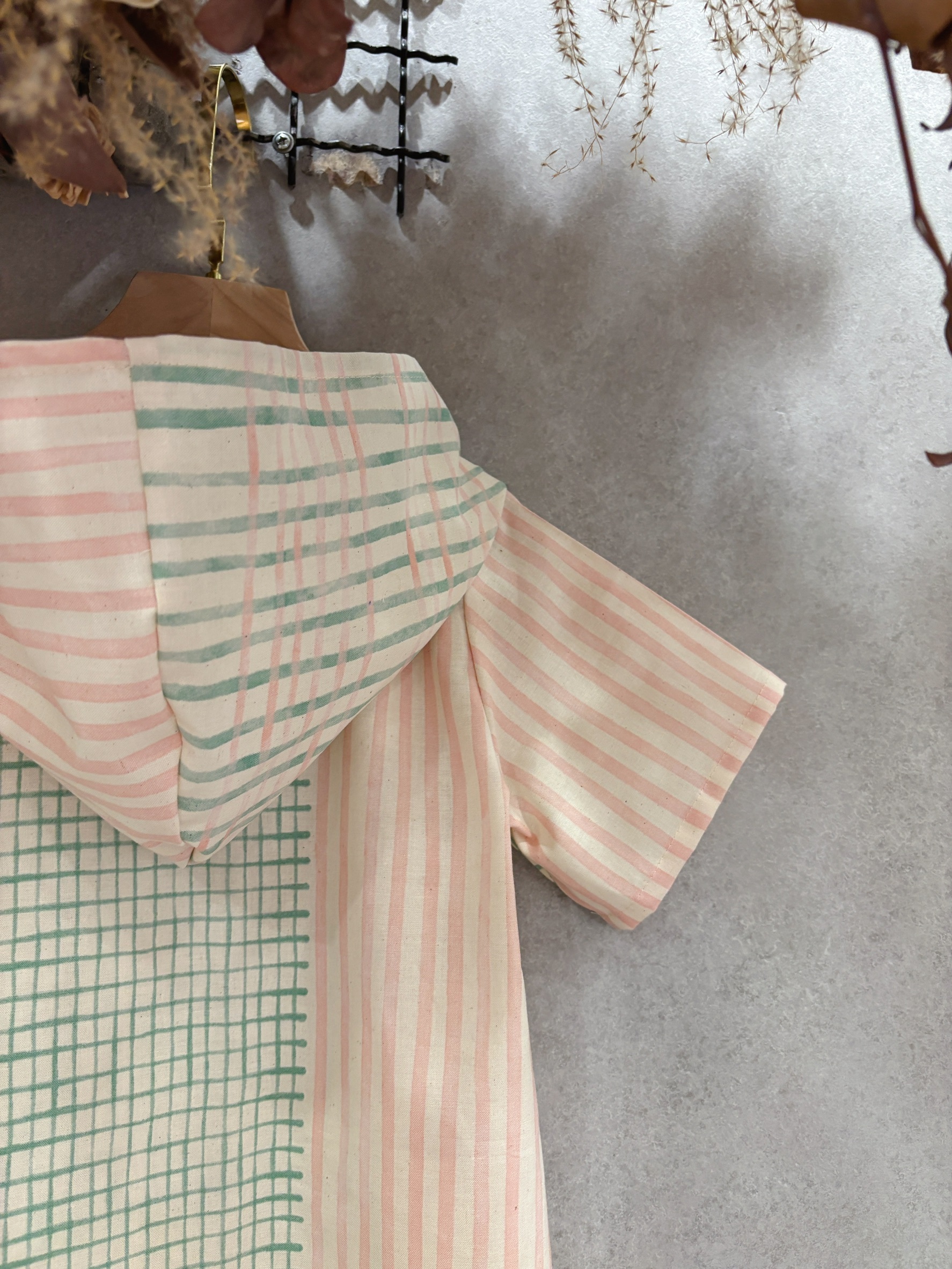 粉綠不規則格紋 V領連帽短袖上衣(120)