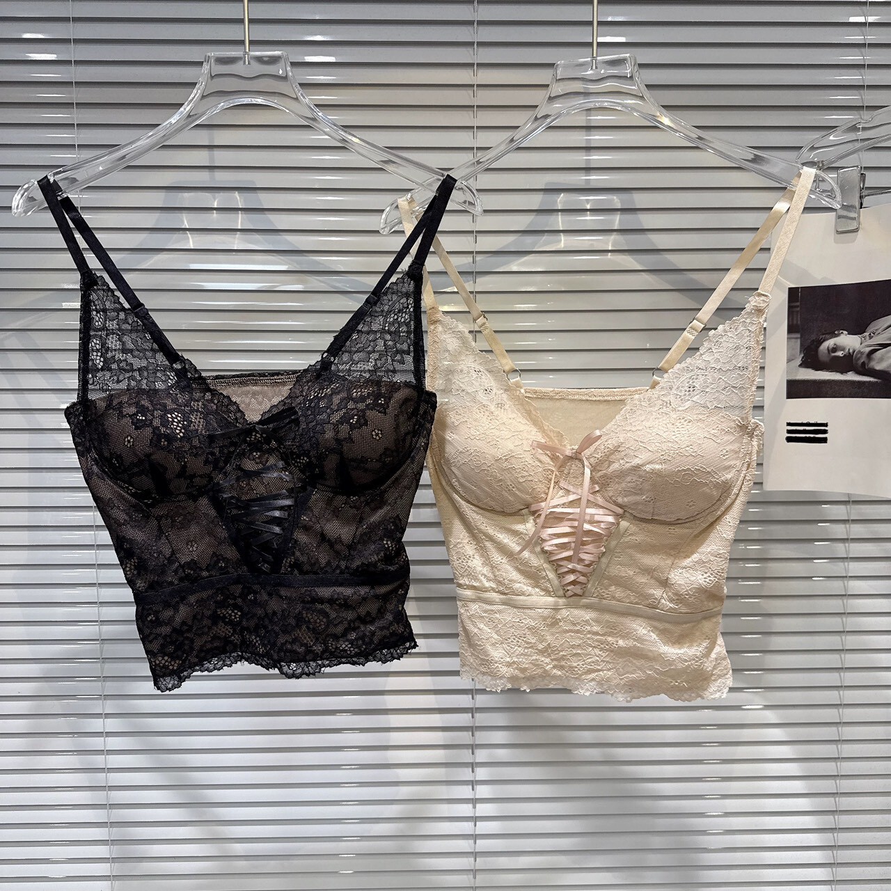 滿版蕾絲交叉綁帶罩杯背心