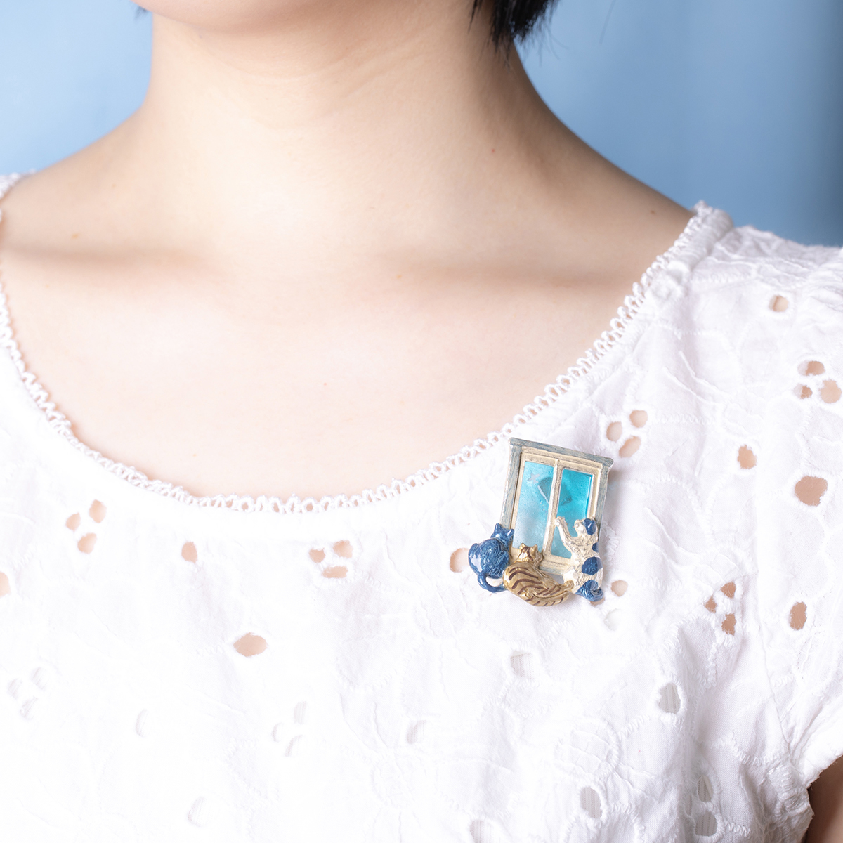 貓咪透過窗戶凝視天空胸針