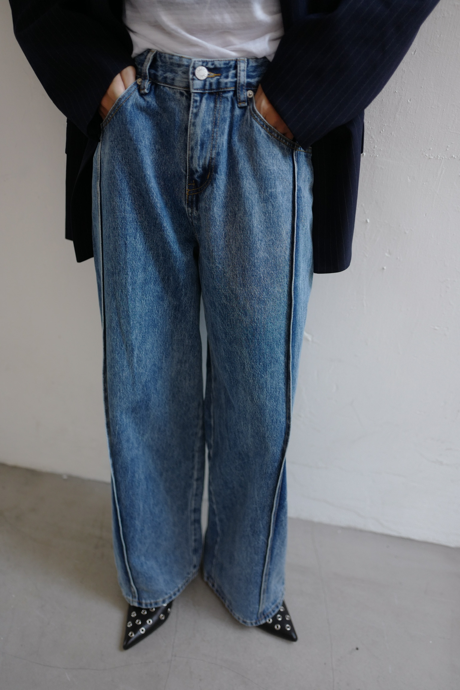 Stitches washed denim jeans