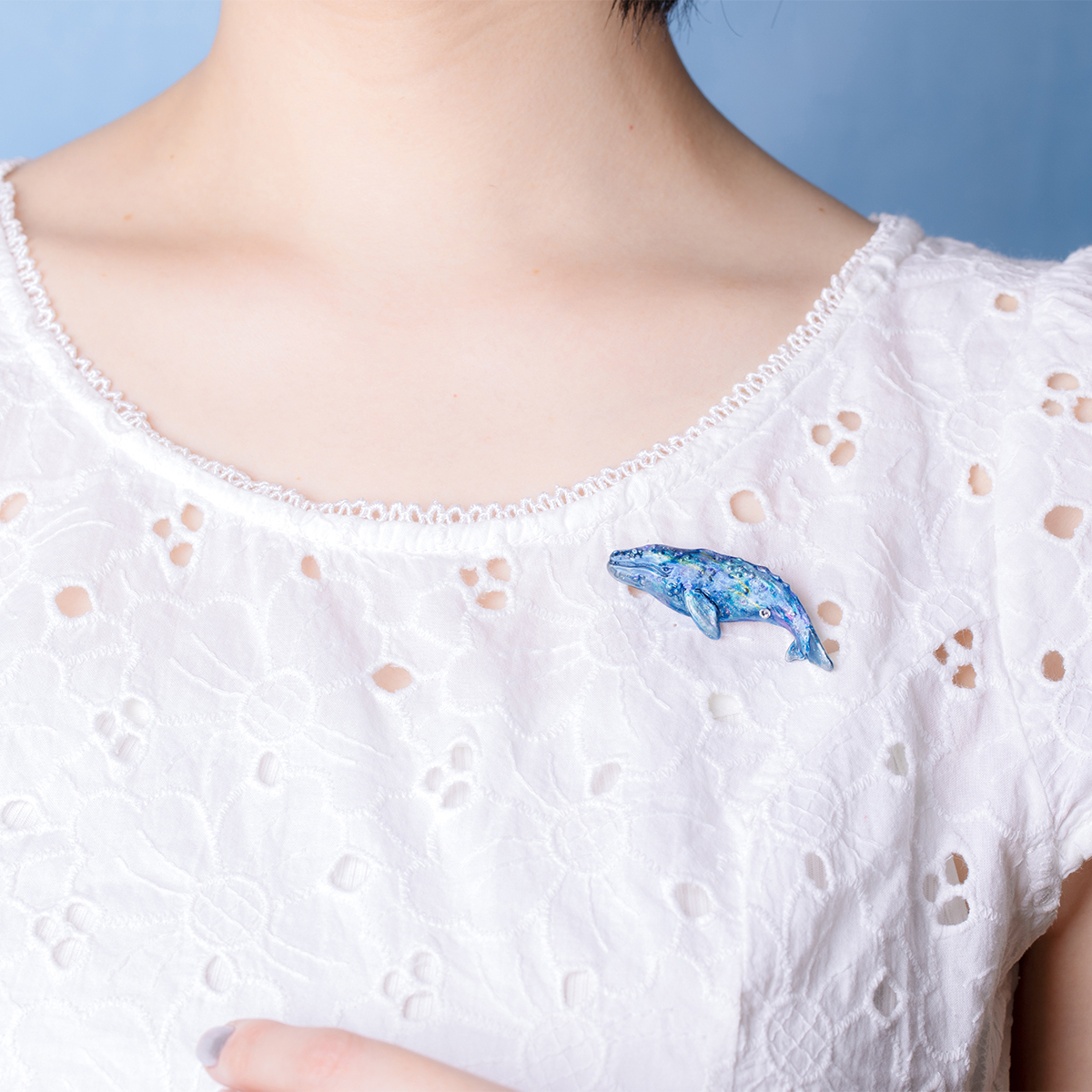 海中遨遊的灰鯨胸針