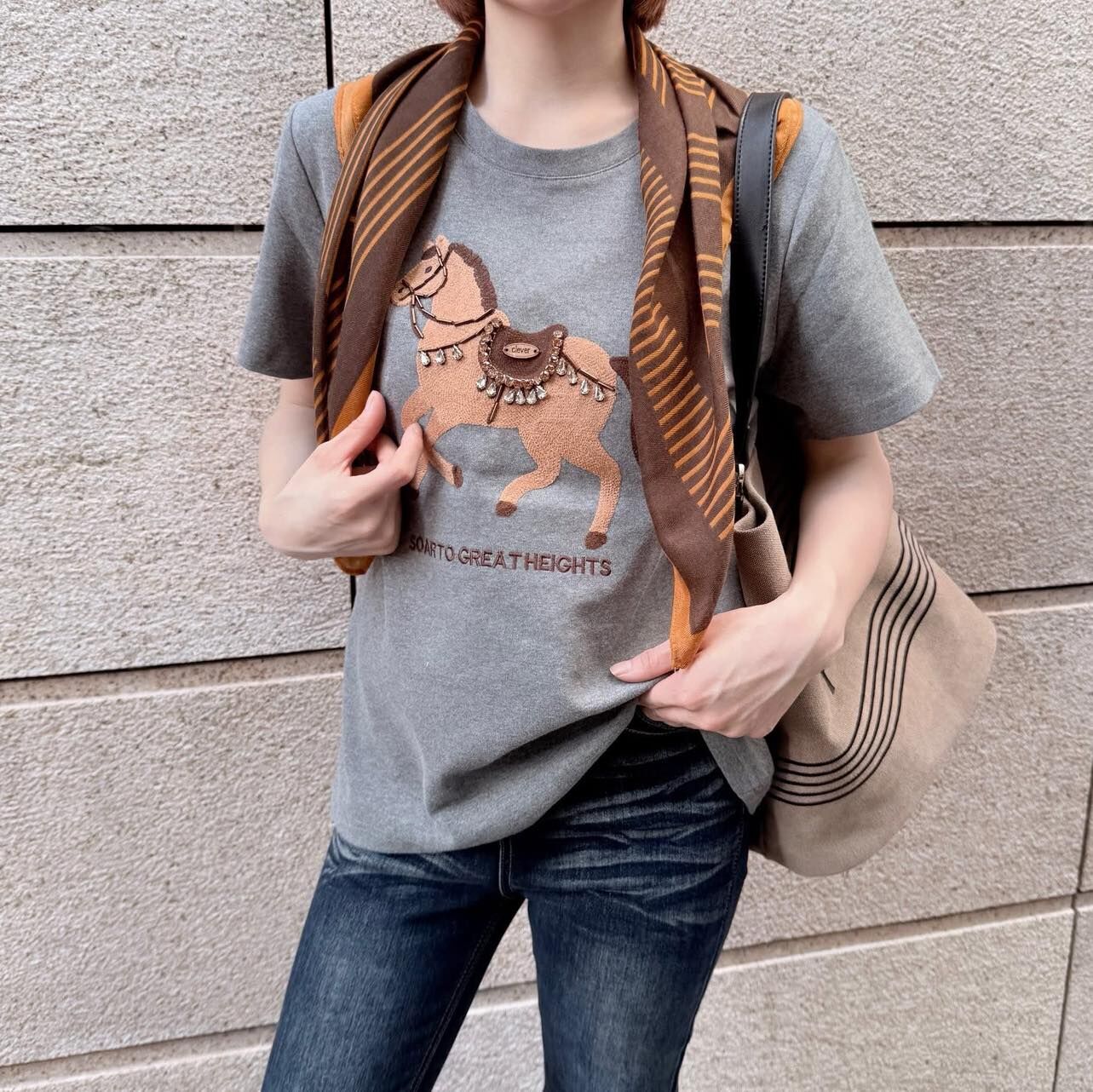 【時髦又優雅的馬兒造型絨感厚棉tee】（現貨）