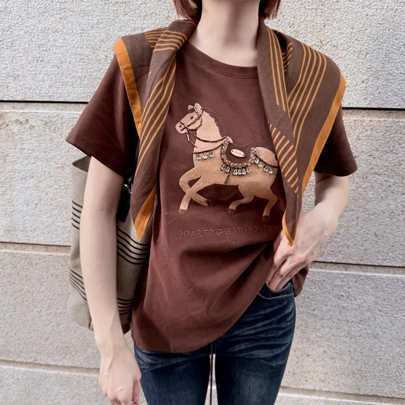 【時髦又優雅的馬兒造型絨感厚棉tee】（現貨）