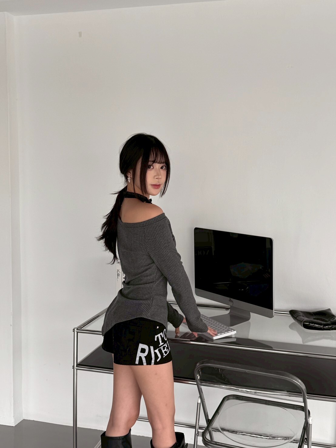 pretty hot❤️‍🔥 卯釘斜肩 鏤空皮帶上衣 2colors