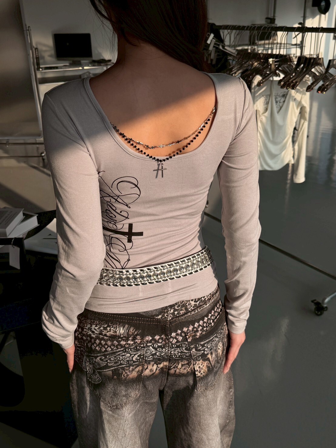 韓亞感辣妹 十字項鍊修身上衣2colors